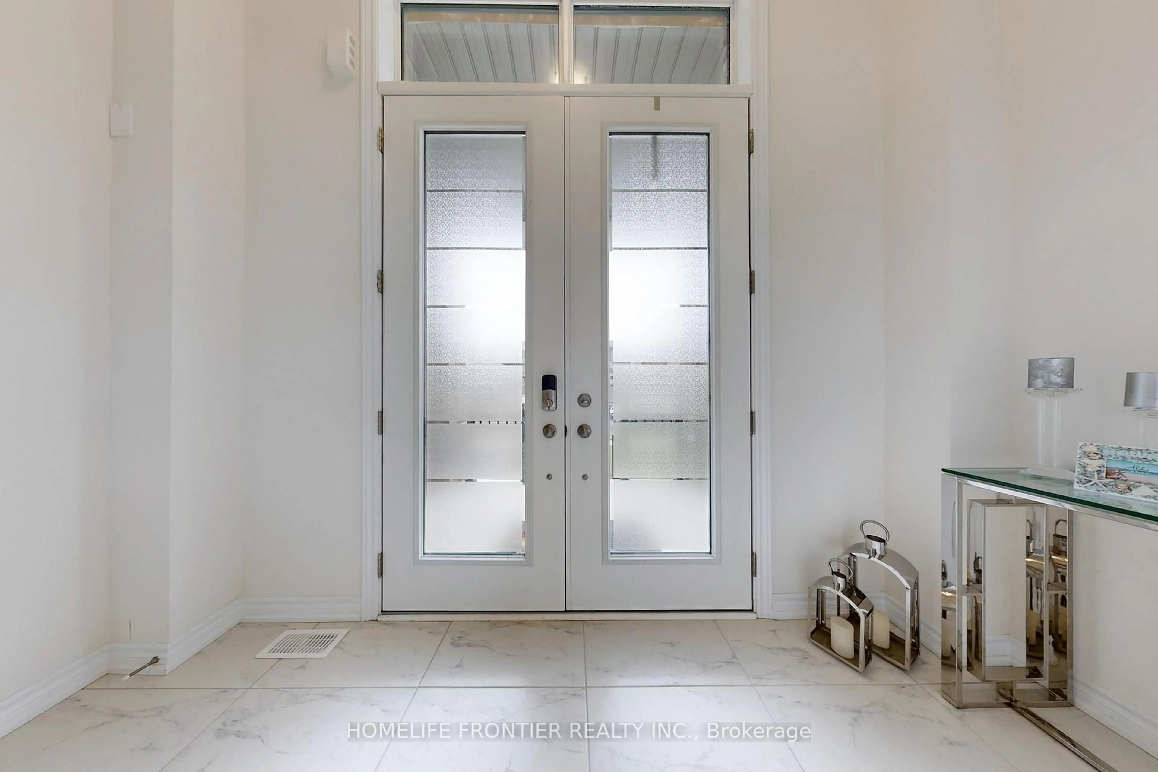 Indoor entryway for 33 Simona Ave, Wasaga Beach Ontario L9Z 0L5