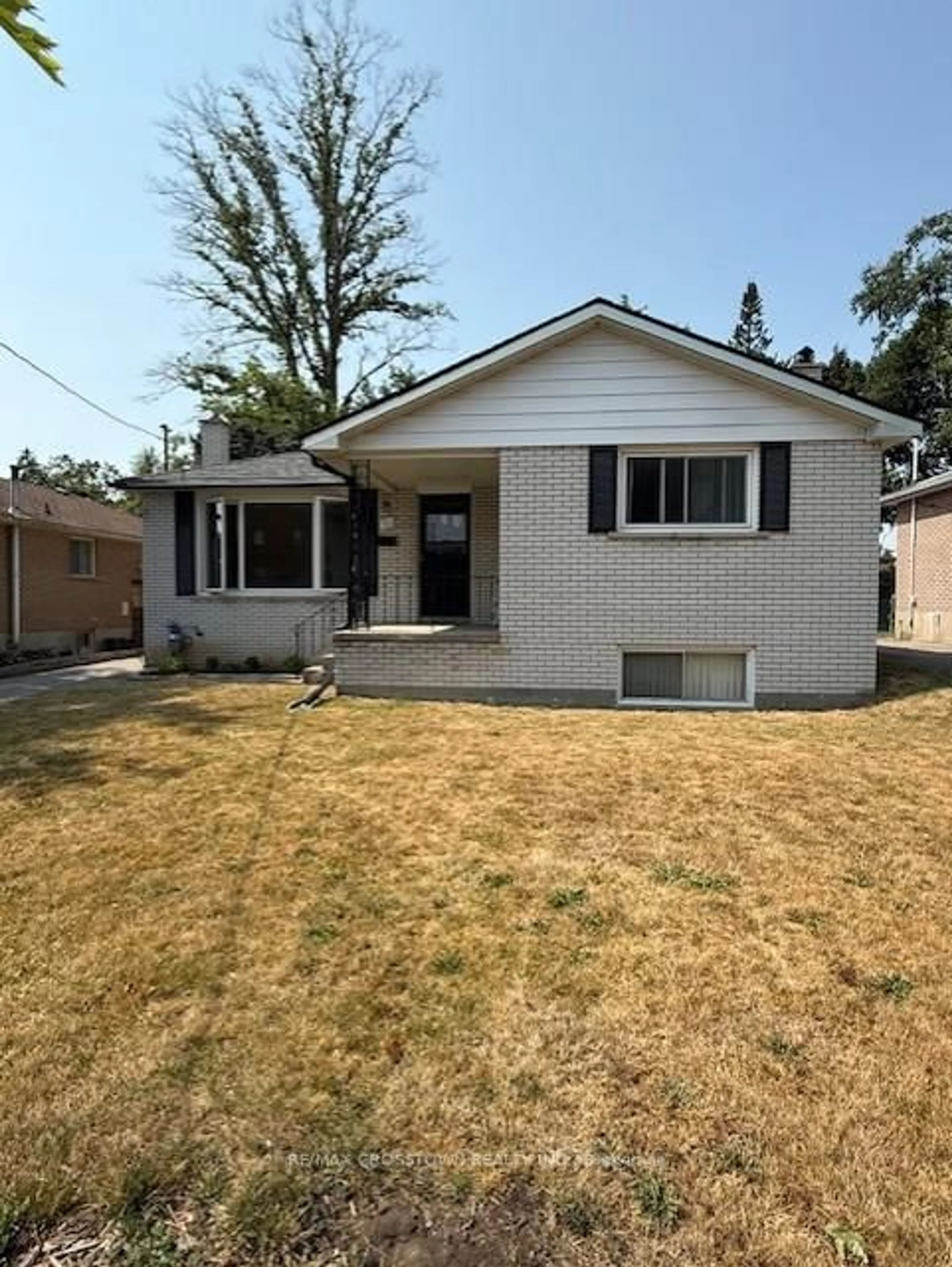 Home with vinyl exterior material, street for 30 Queen St, Barrie Ontario L4M 1Z1