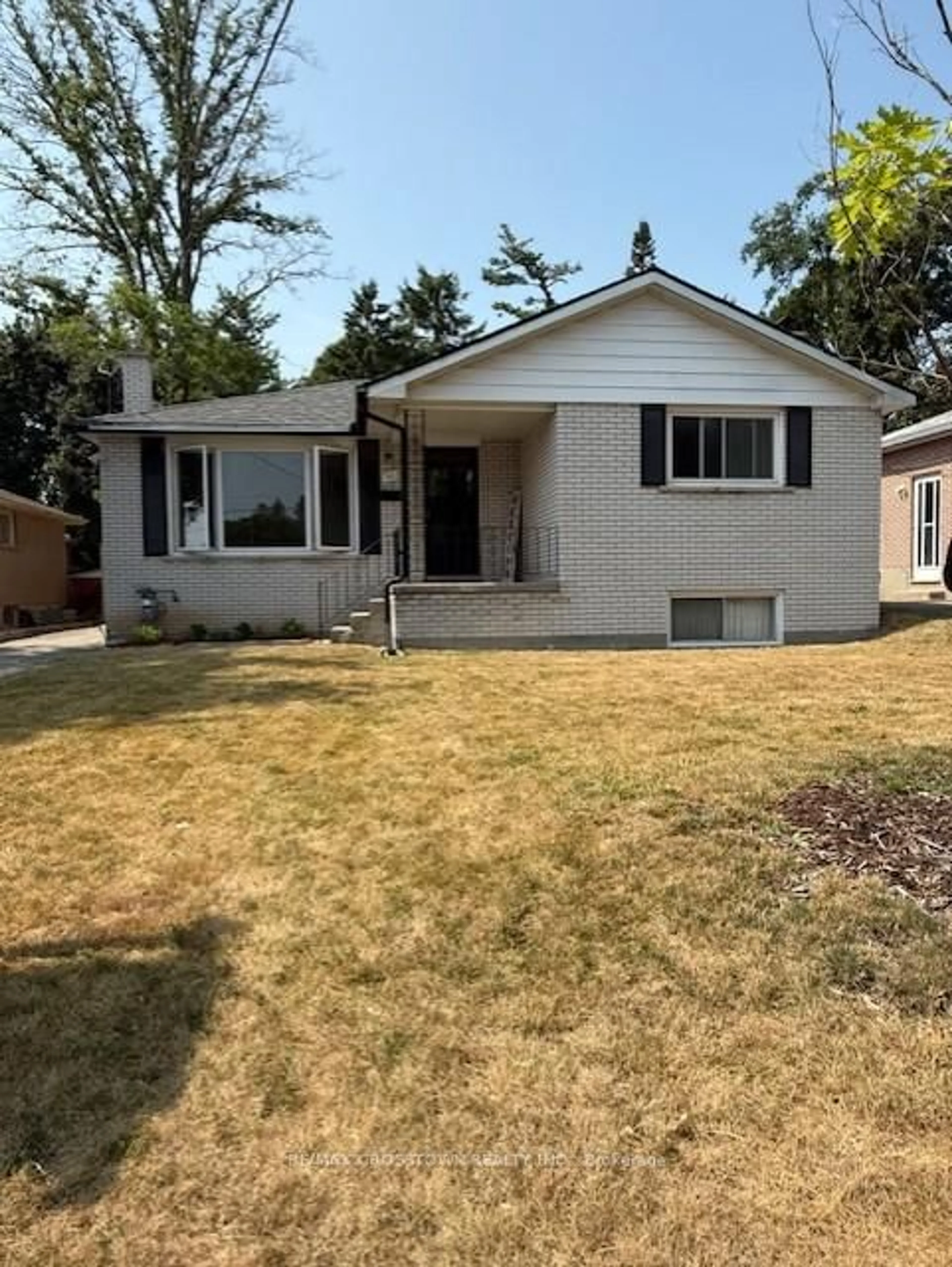 Home with vinyl exterior material, street for 30 Queen St, Barrie Ontario L4M 1Z1
