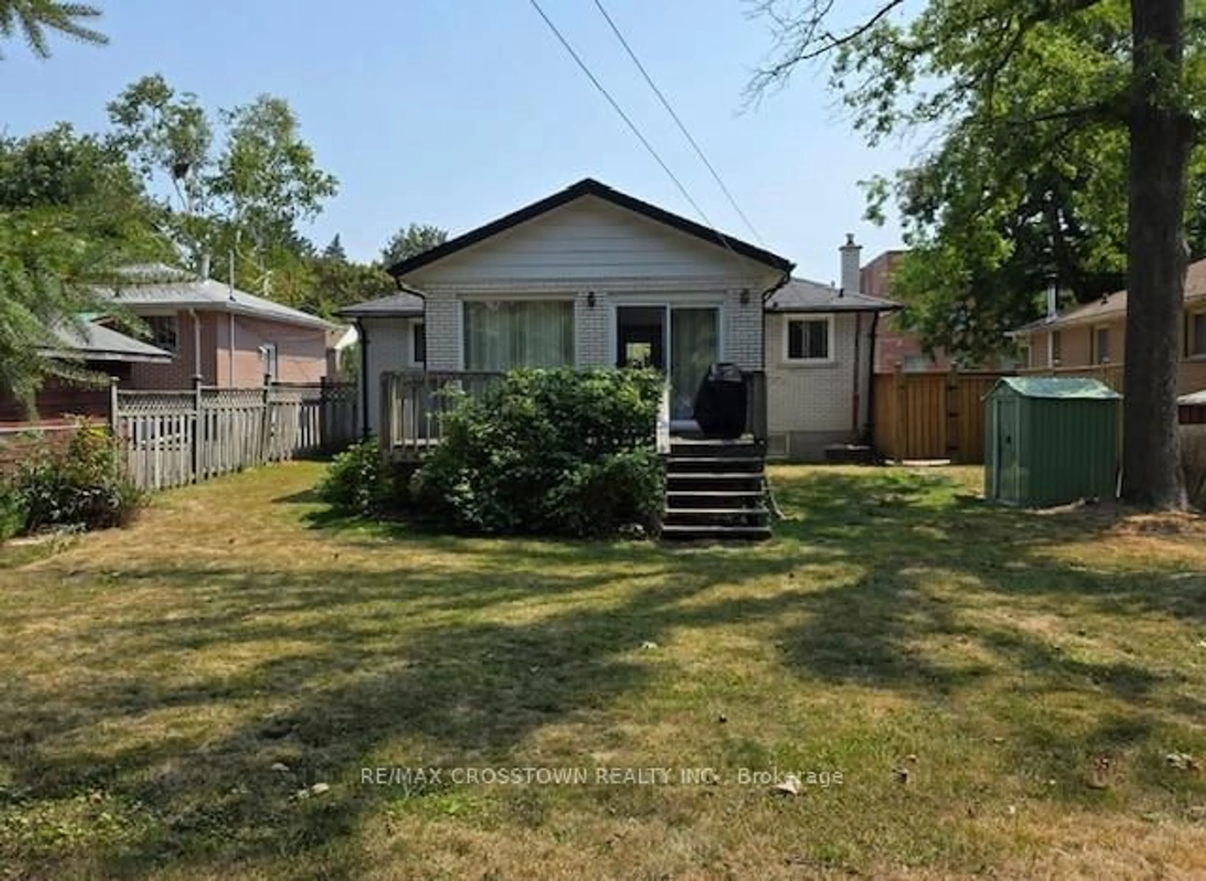 A pic from outside/outdoor area/front of a property/back of a property/a pic from drone, street for 30 Queen St, Barrie Ontario L4M 1Z1