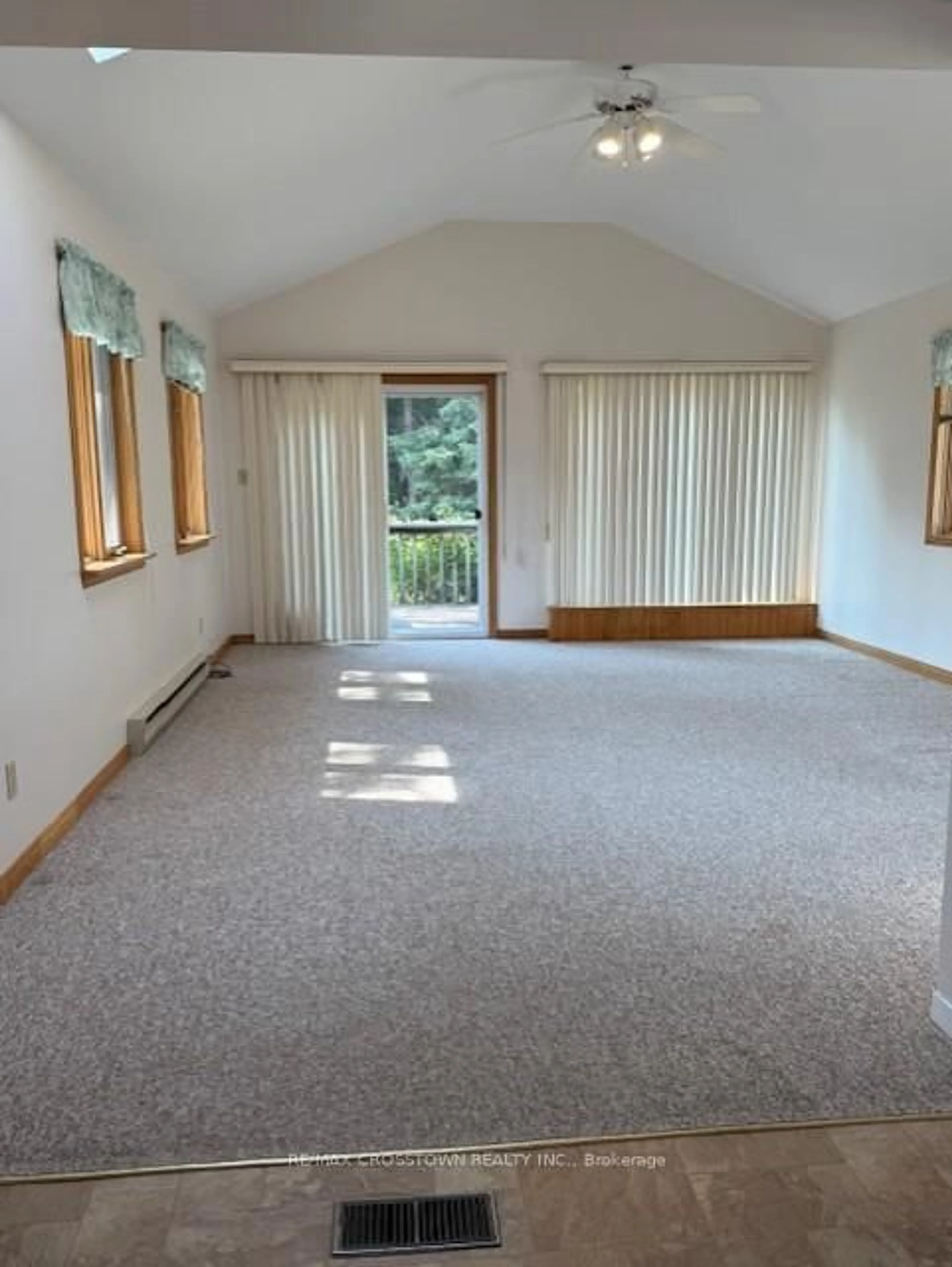 A pic of a room for 30 Queen St, Barrie Ontario L4M 1Z1