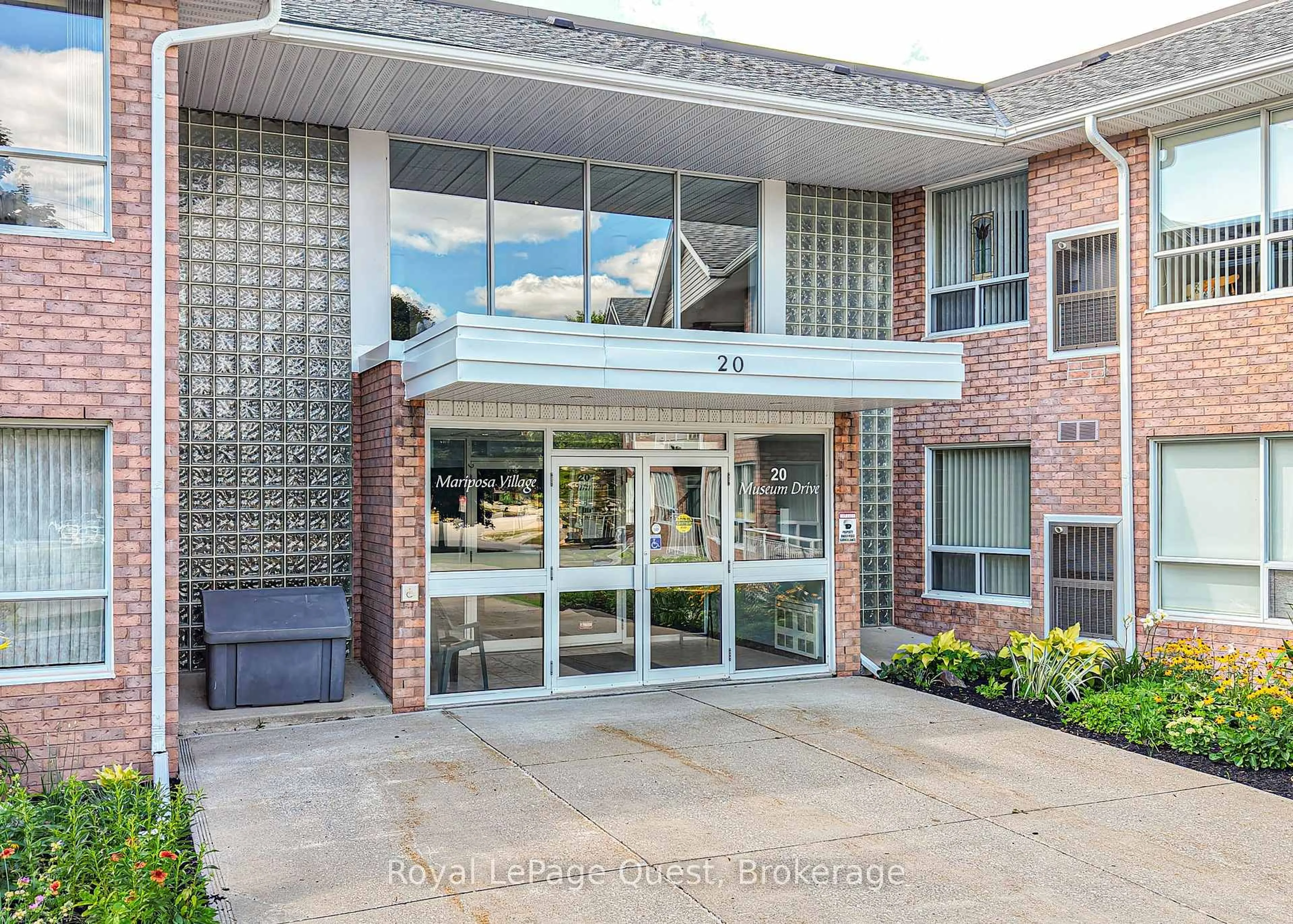 Indoor foyer for 20 Museum Dr #208, Orillia Ontario L3V 7T9