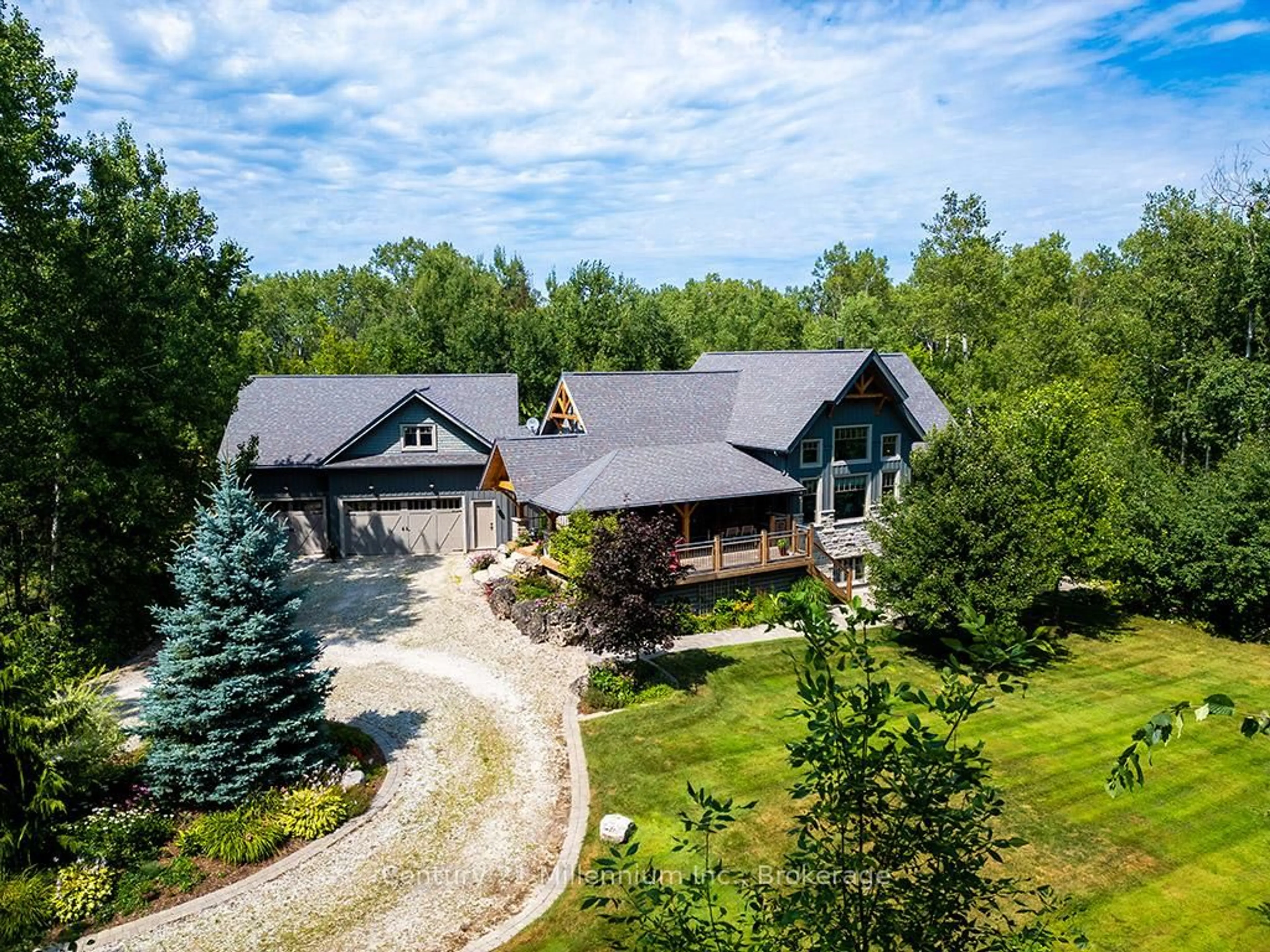 A pic from outside/outdoor area/front of a property/back of a property/a pic from drone, mountain view for 6 Forest Path, Clearview Ontario L9Y 3Y9