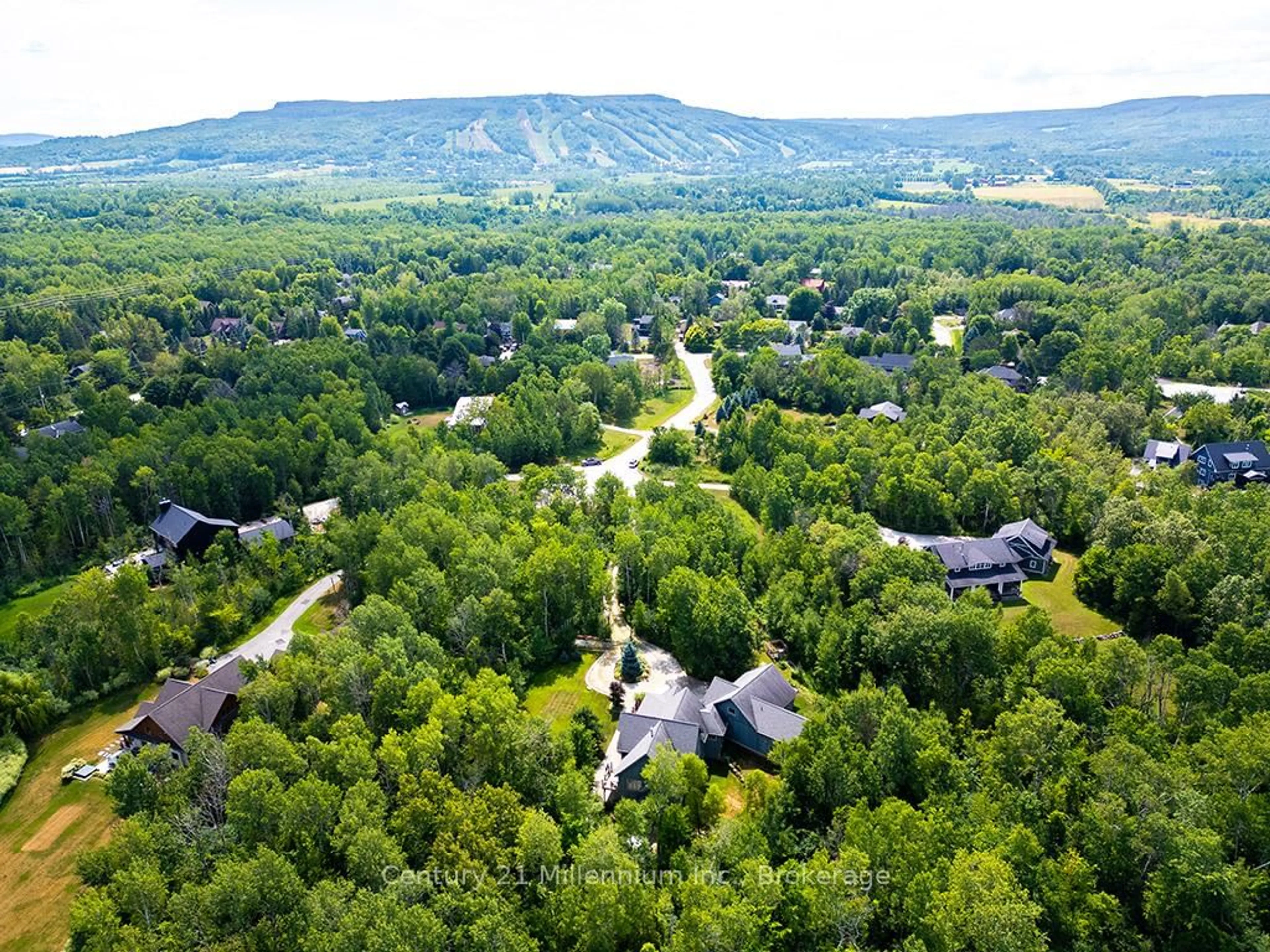 A pic from outside/outdoor area/front of a property/back of a property/a pic from drone, mountain view for 6 Forest Path, Clearview Ontario L9Y 3Y9