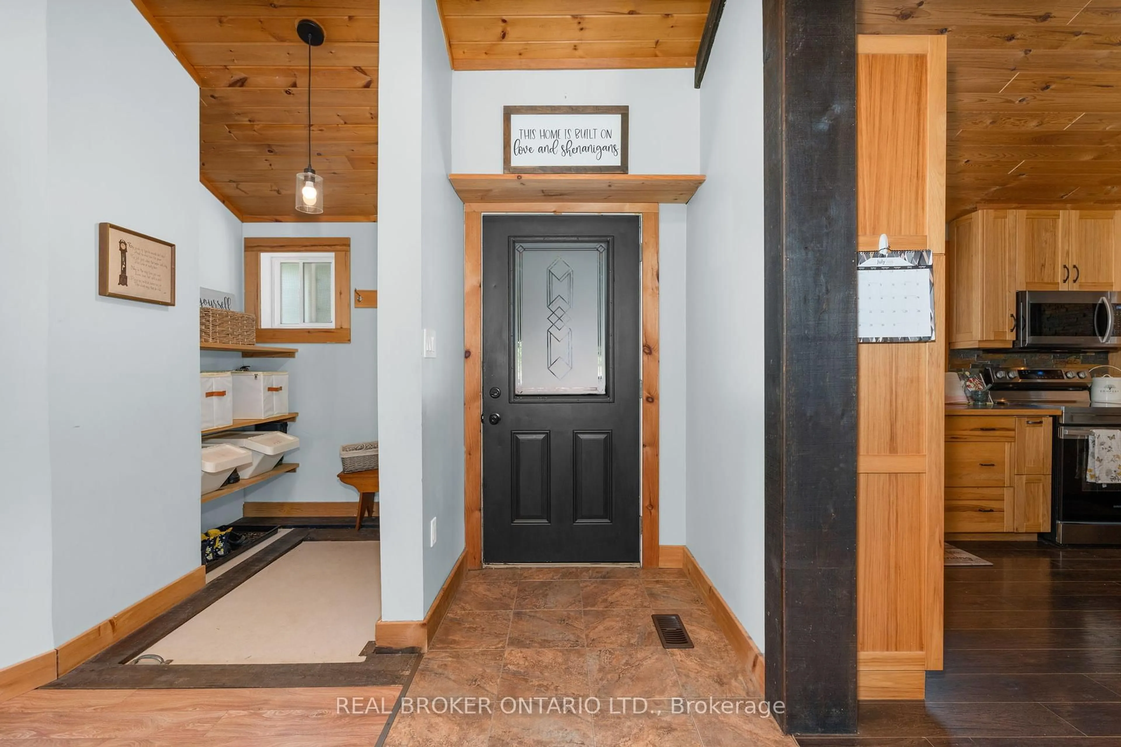 Indoor entryway for 3090 7 Line, Oro-Medonte Ontario L0L 2E0