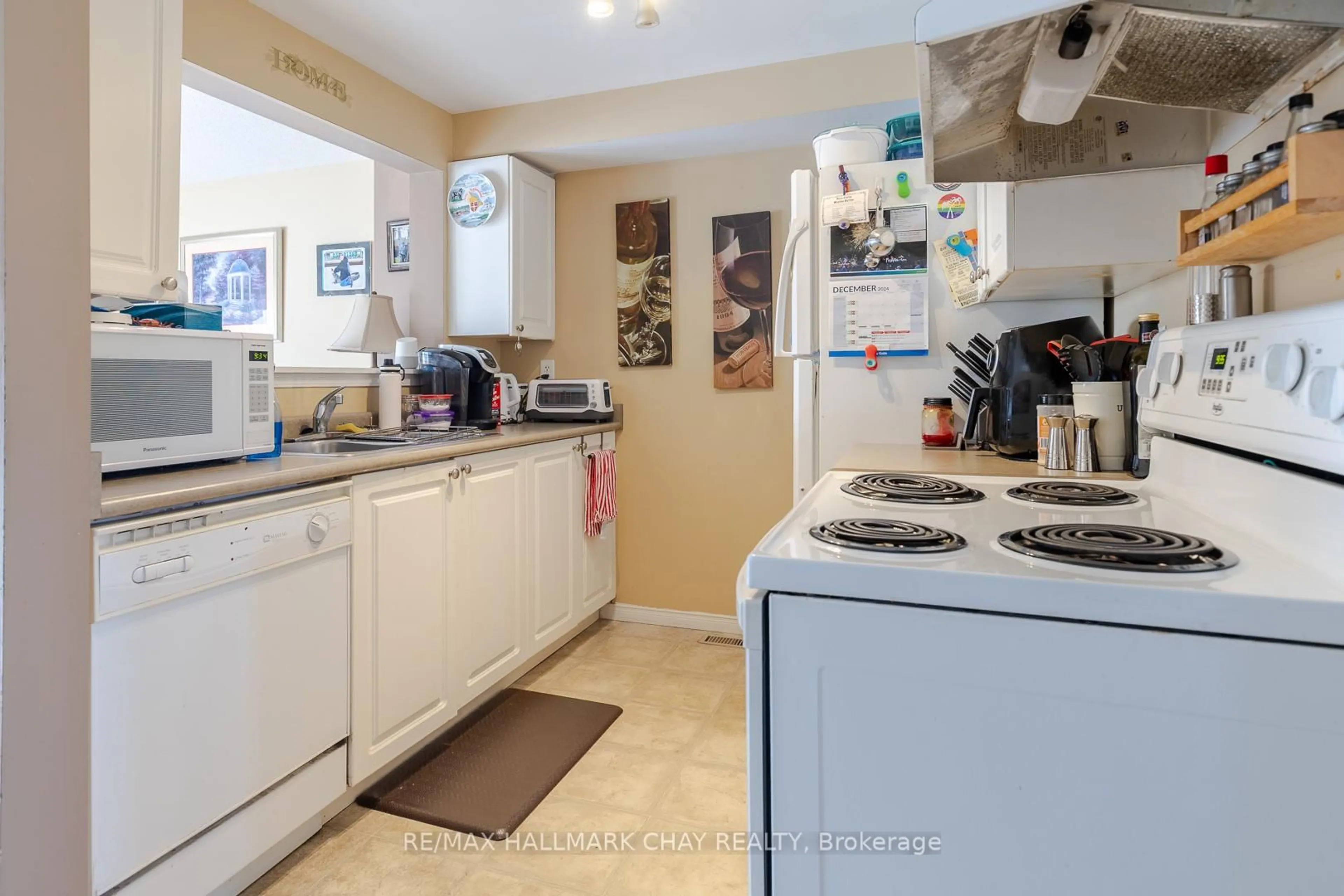 Standard kitchen, unknown for 17 Majesty Blvd, Barrie Ontario L4M 7K3