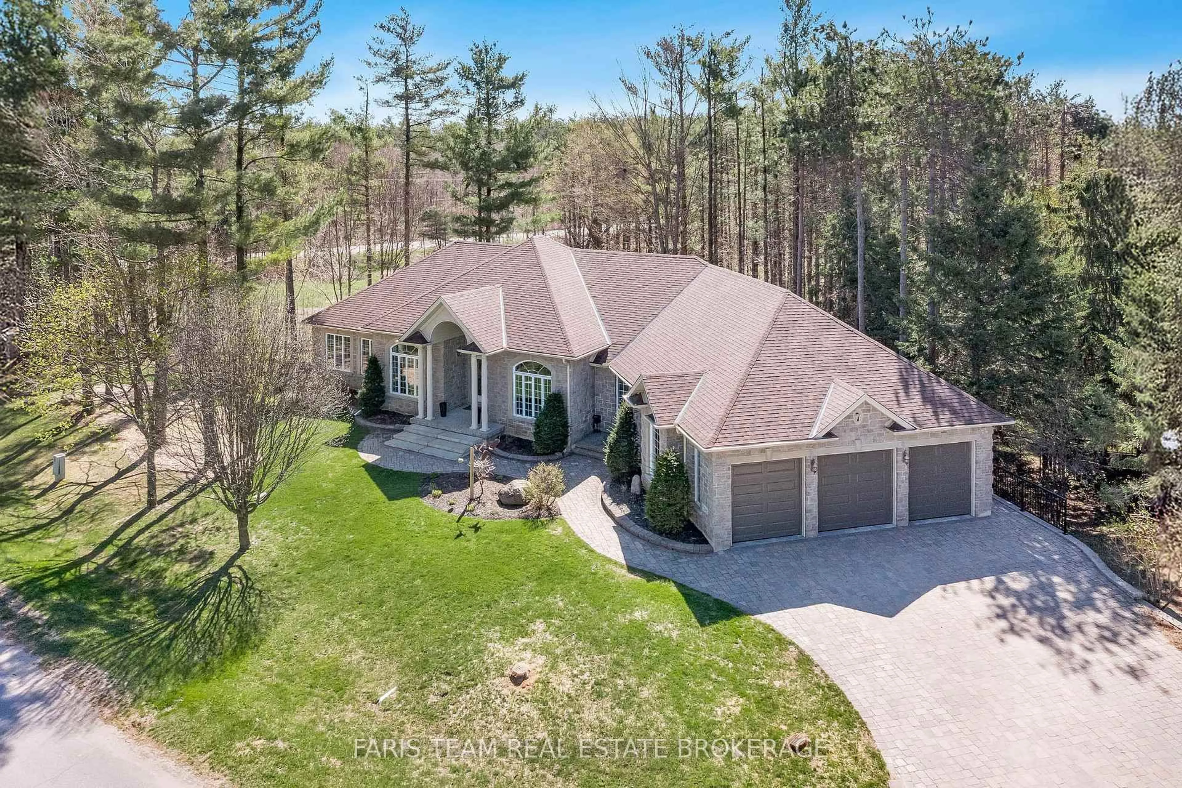 A pic from outside/outdoor area/front of a property/back of a property/a pic from drone, street for 7 Highland Dr, Oro-Medonte Ontario L0L 2L0
