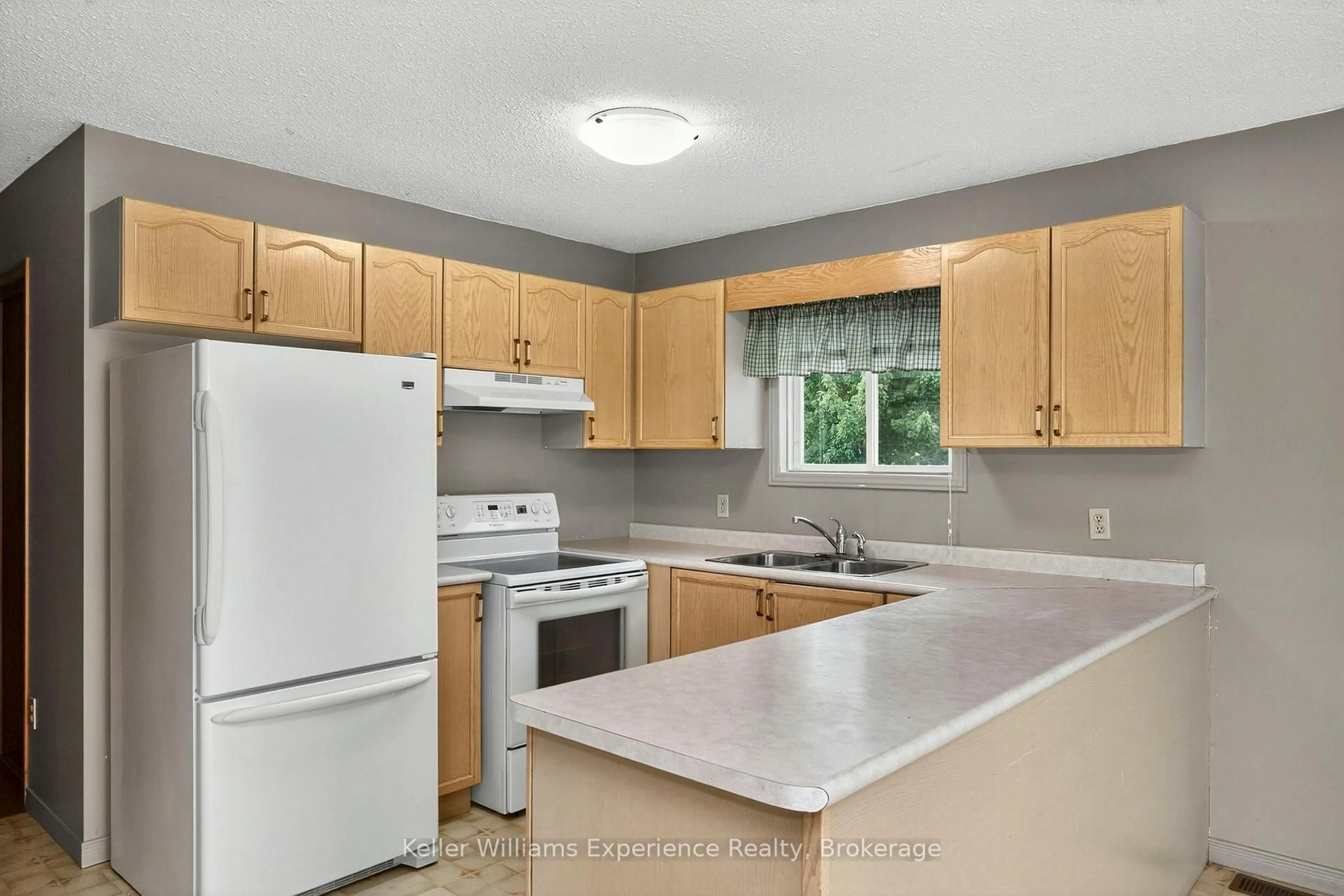 Standard kitchen, unknown for 4 Cardinal Lane, Tiny Ontario L0L 2T0