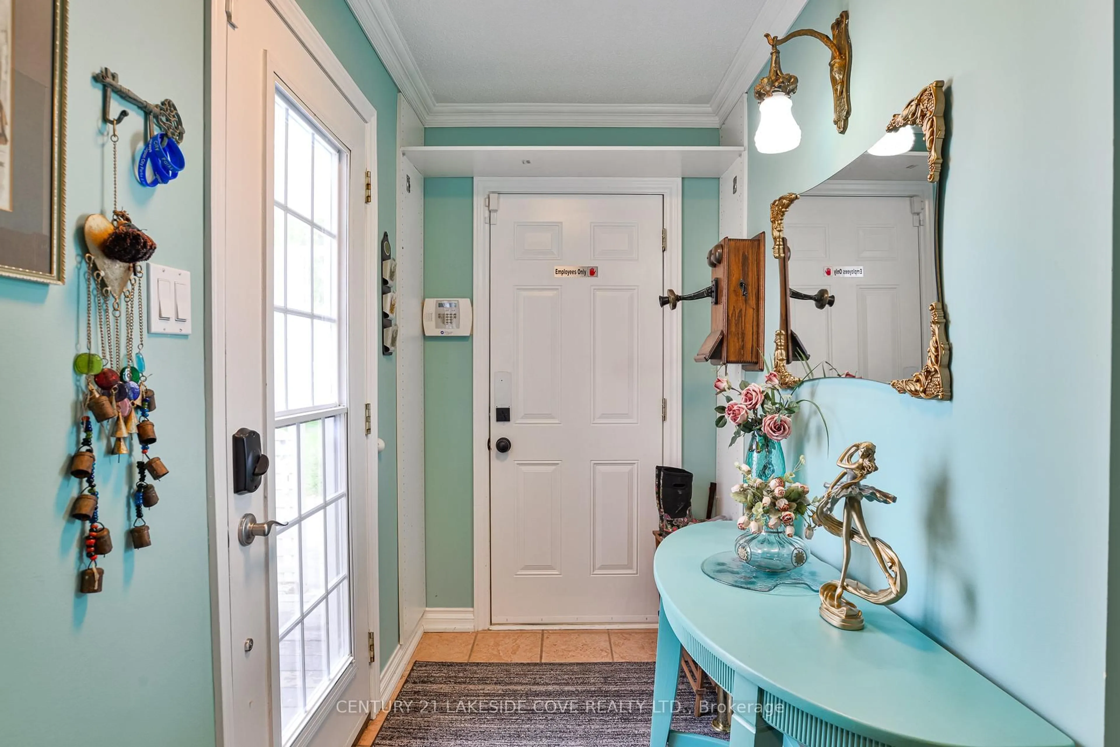 Indoor entryway for 9 Pinetree Crt, Ramara Ontario L0K 1B0