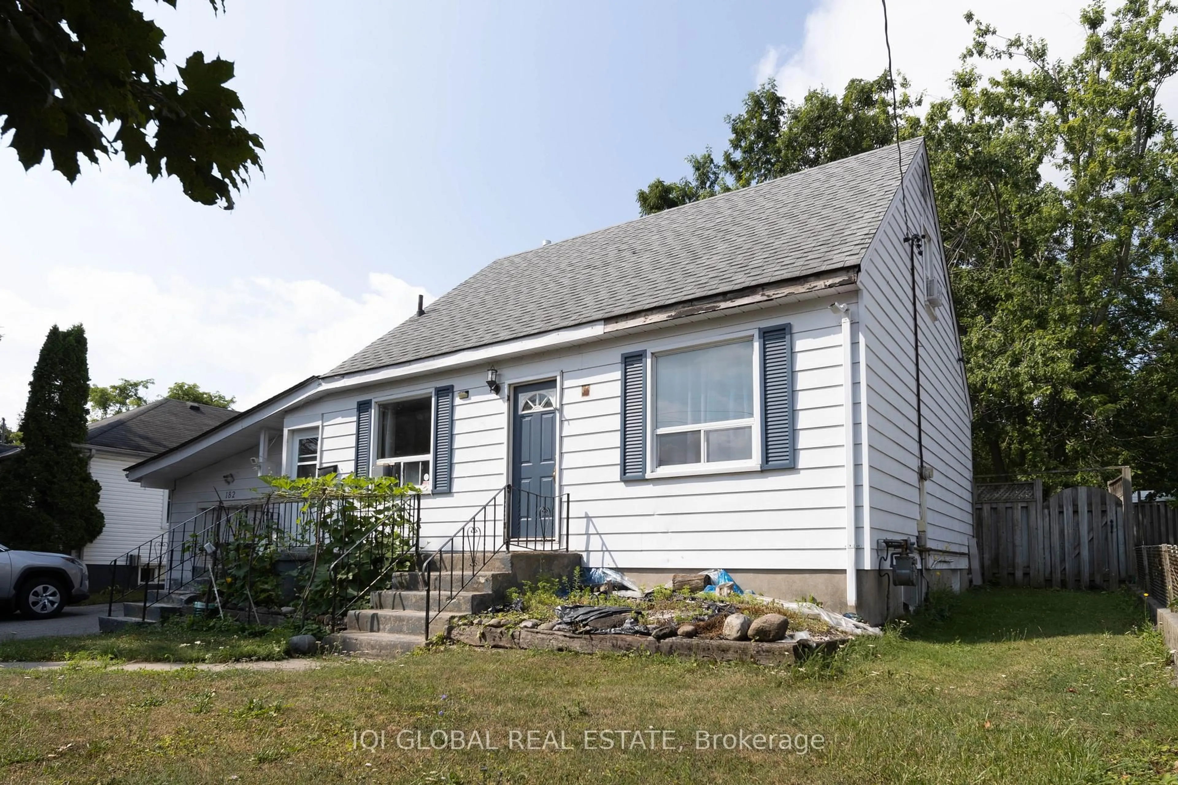 Home with vinyl exterior material, street for 182 Peel St, Barrie Ontario L4M 3L8
