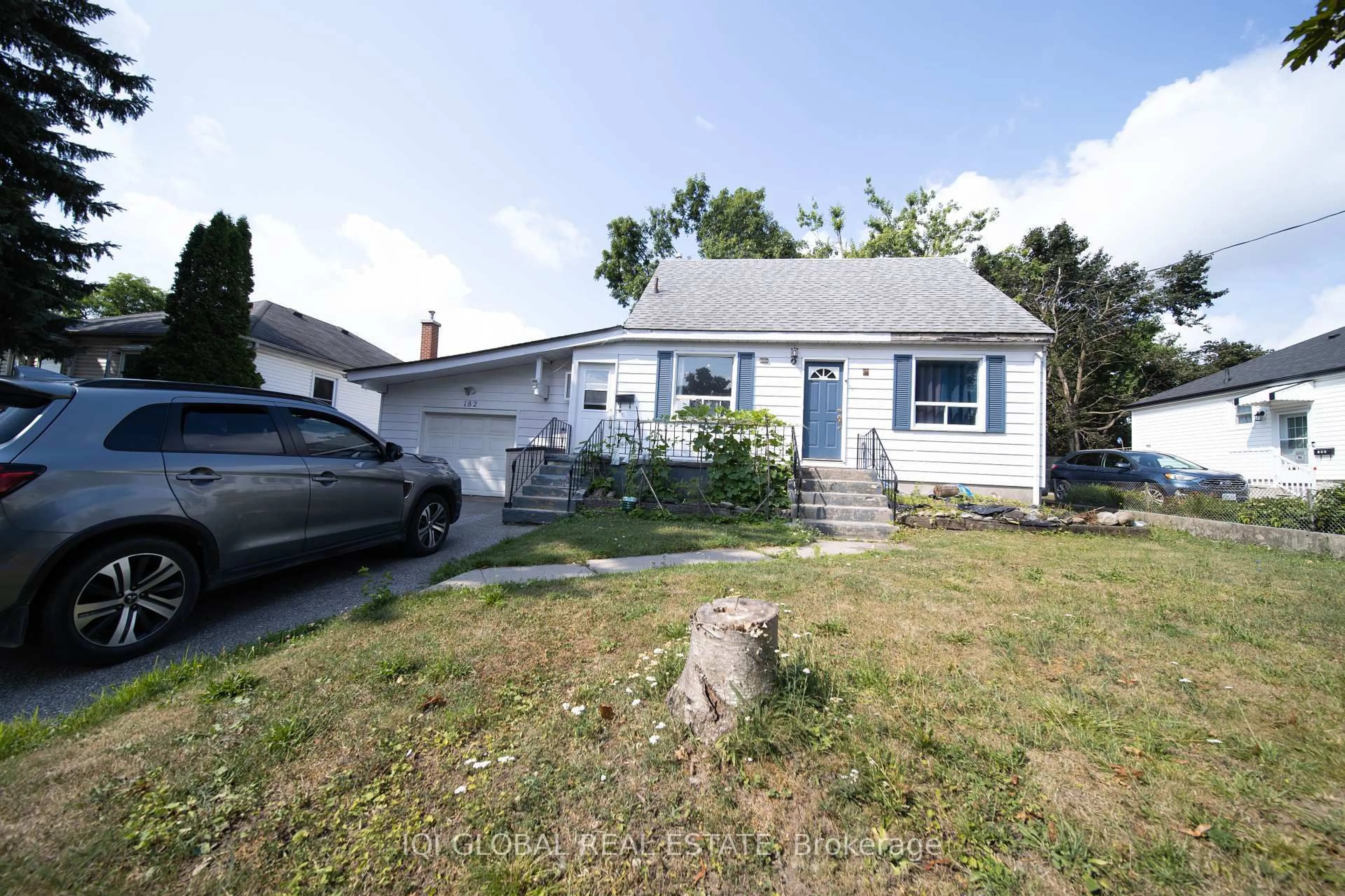 A pic from outside/outdoor area/front of a property/back of a property/a pic from drone, street for 182 Peel St, Barrie Ontario L4M 3L8
