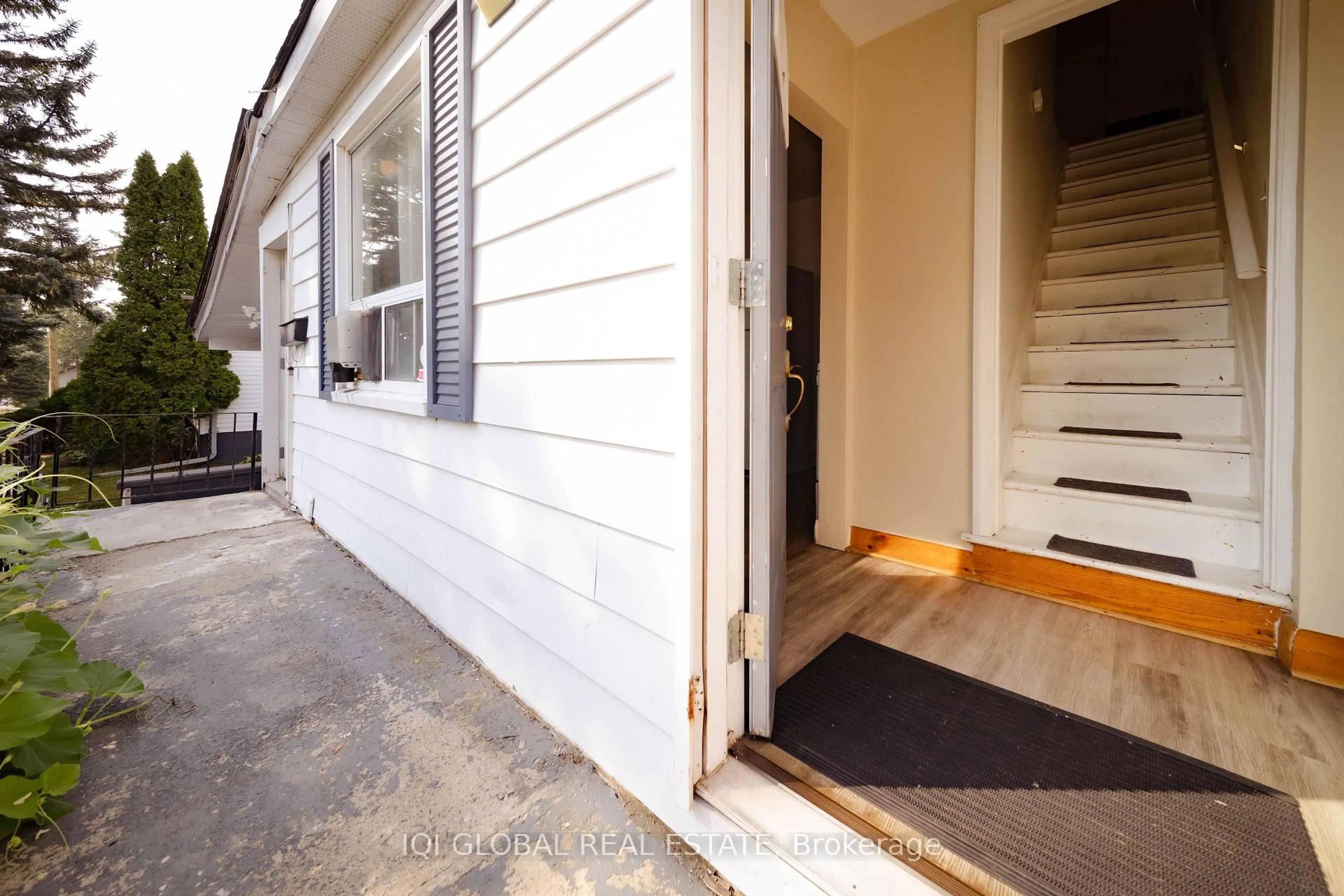 Indoor entryway for 182 Peel St, Barrie Ontario L4M 3L8