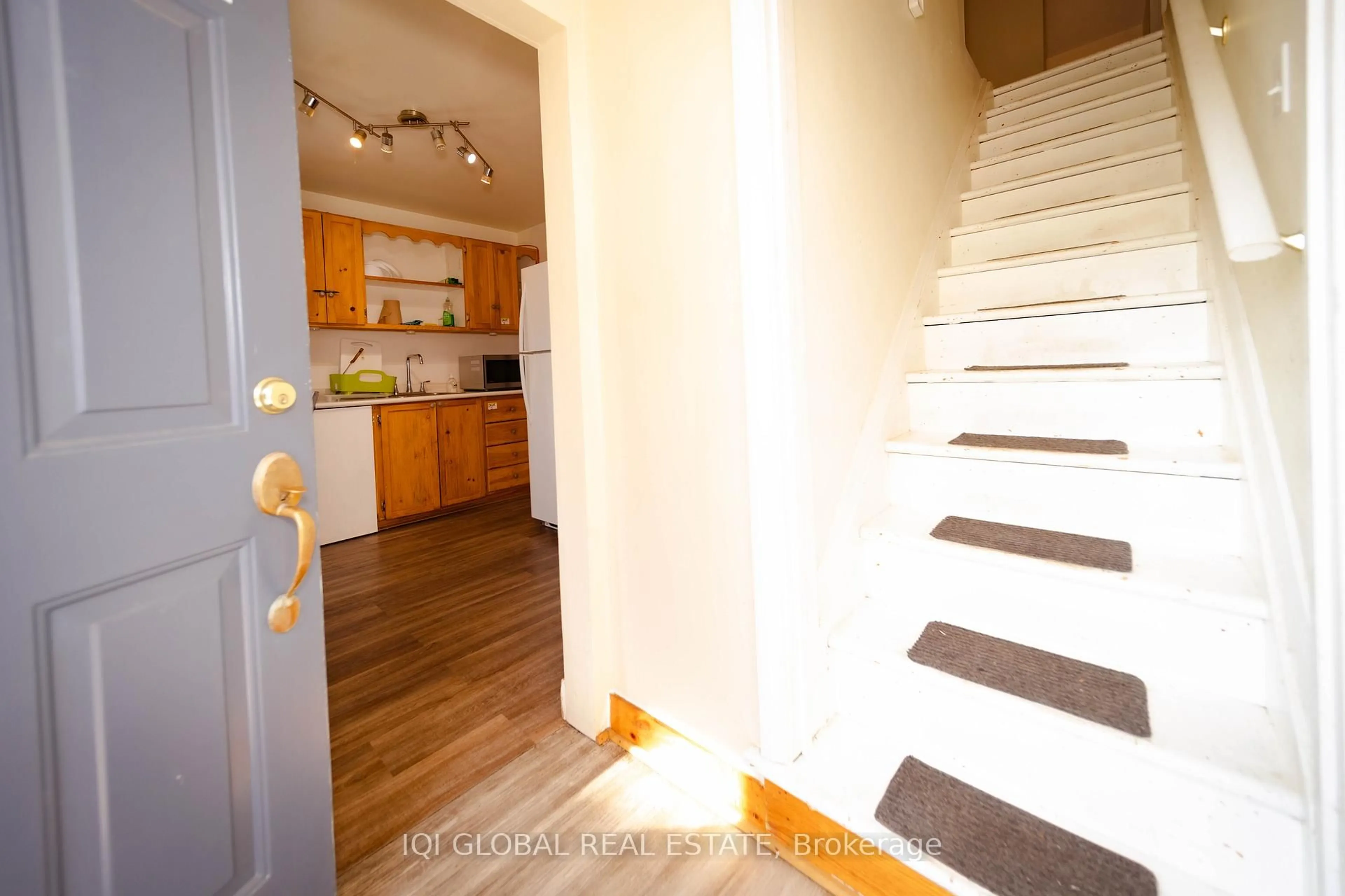 Indoor entryway for 182 Peel St, Barrie Ontario L4M 3L8