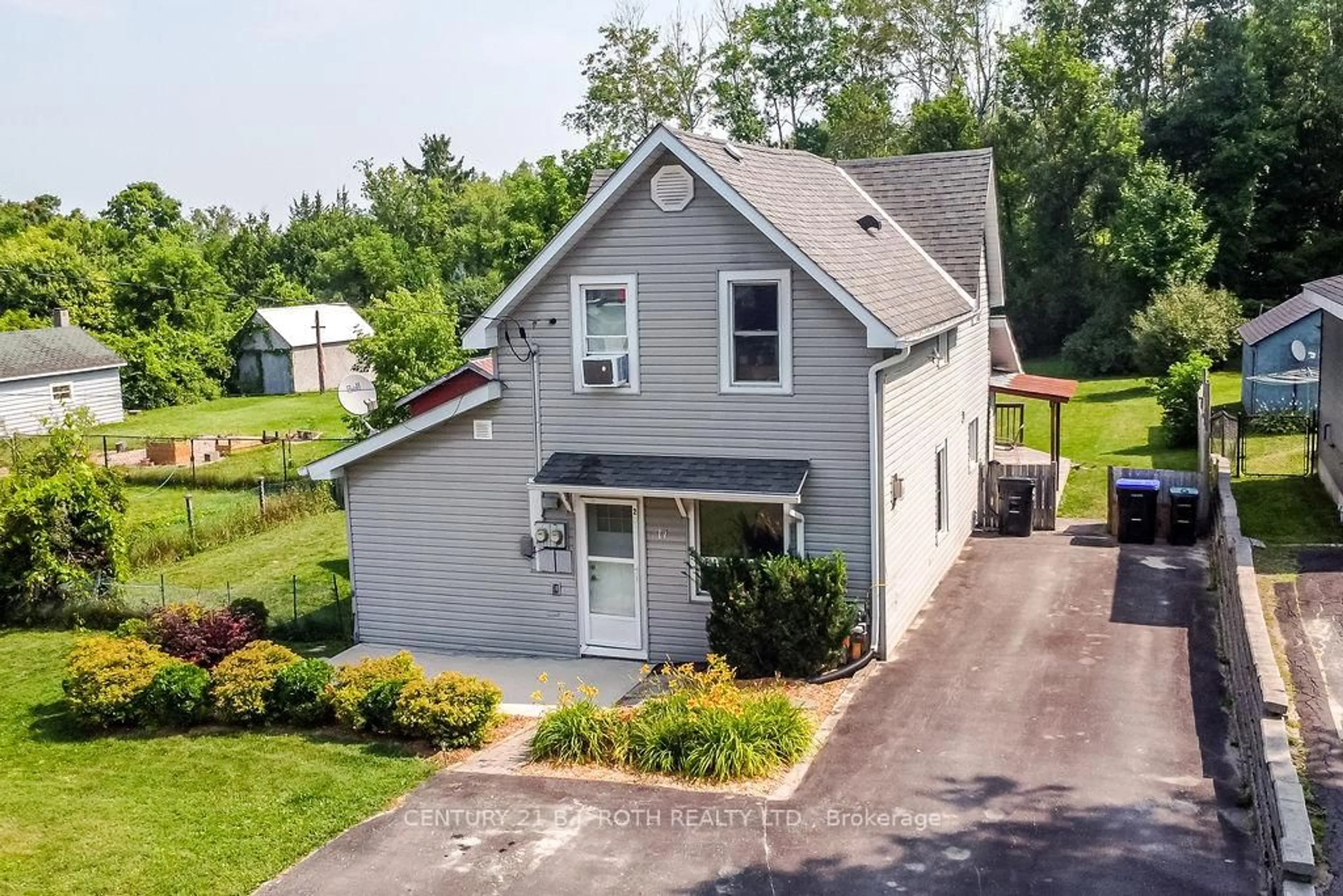 A pic from outside/outdoor area/front of a property/back of a property/a pic from drone, street for 17 PARK St, Penetanguishene Ontario L9M 1P6