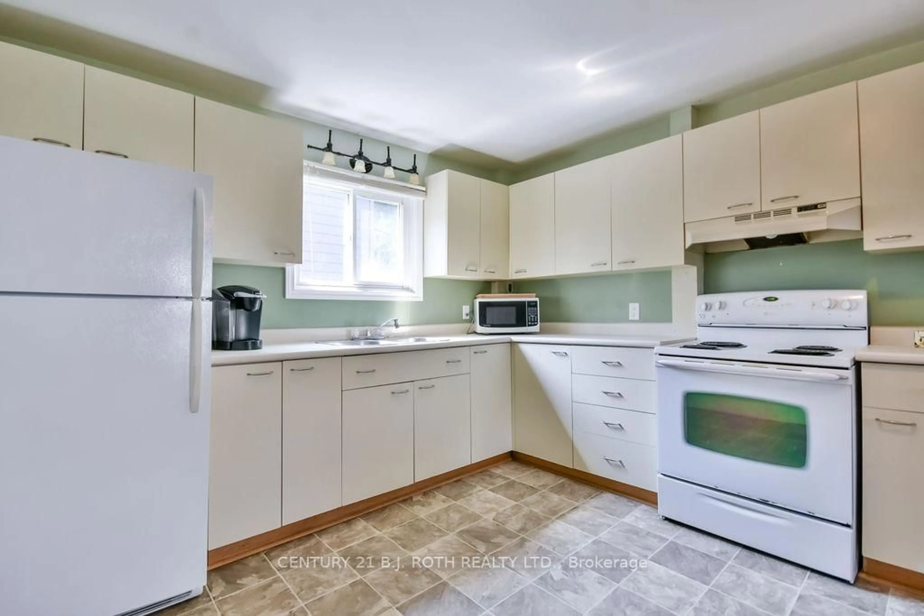 Standard kitchen, ceramic/tile floor for 17 PARK St, Penetanguishene Ontario L9M 1P6