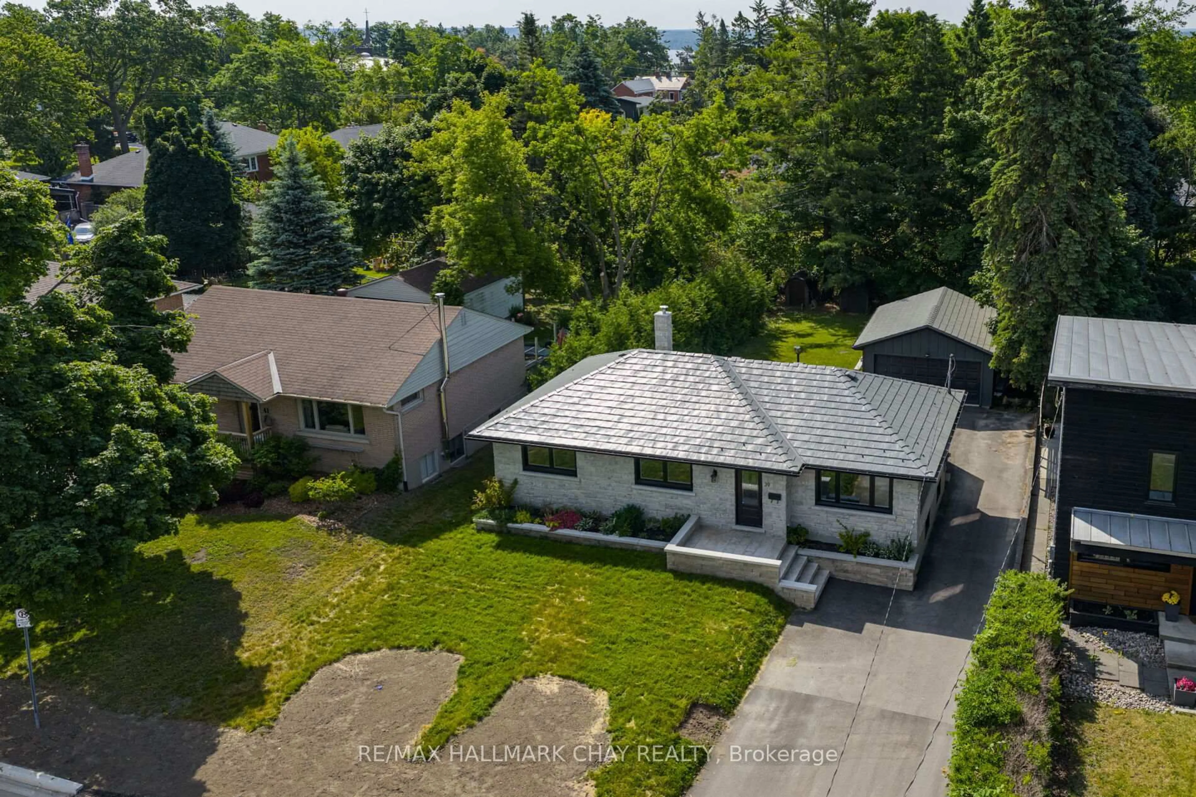 A pic from outside/outdoor area/front of a property/back of a property/a pic from drone, street for 39 Eugenia St, Barrie Ontario L4M 1P7
