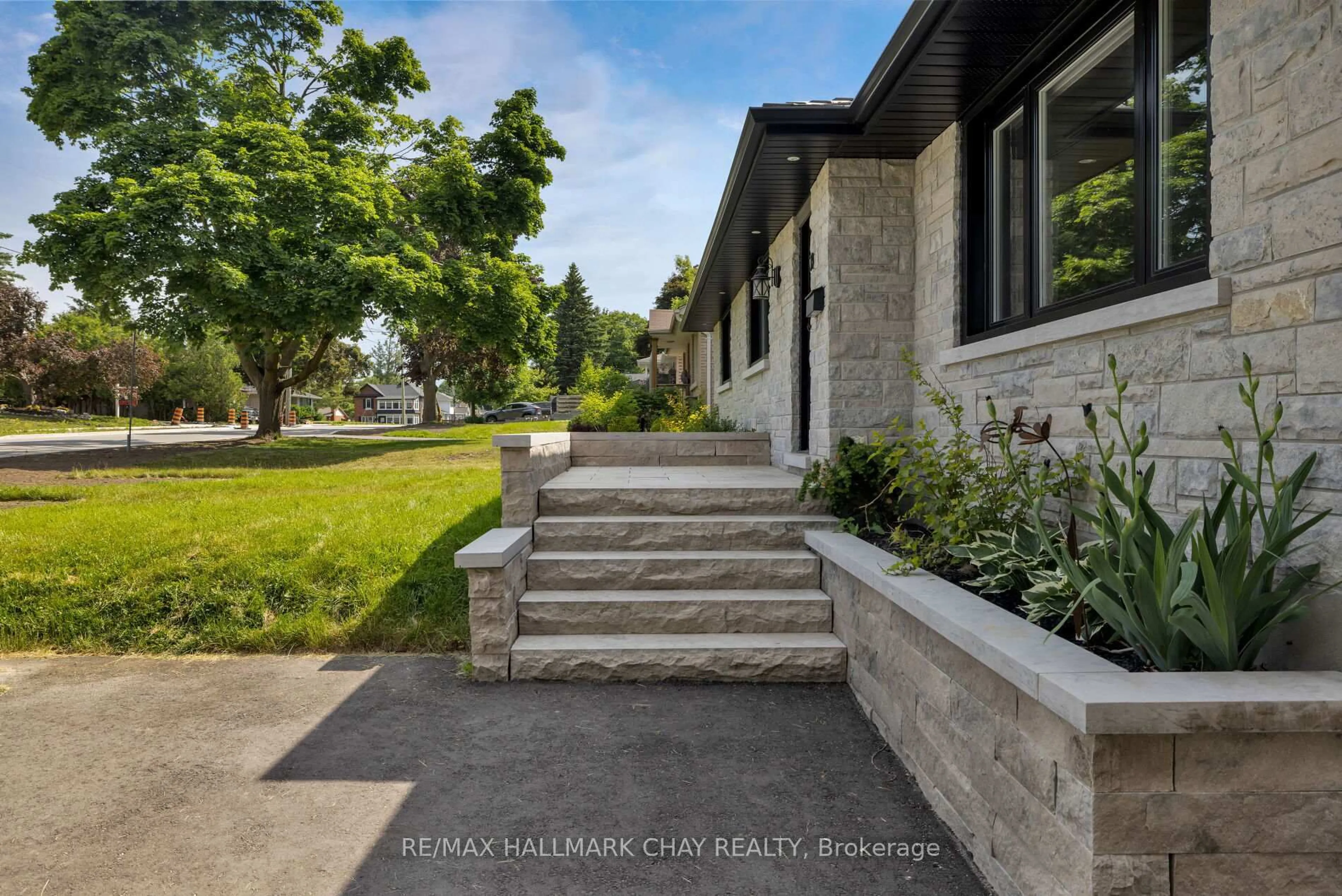Patio, street for 39 Eugenia St, Barrie Ontario L4M 1P7