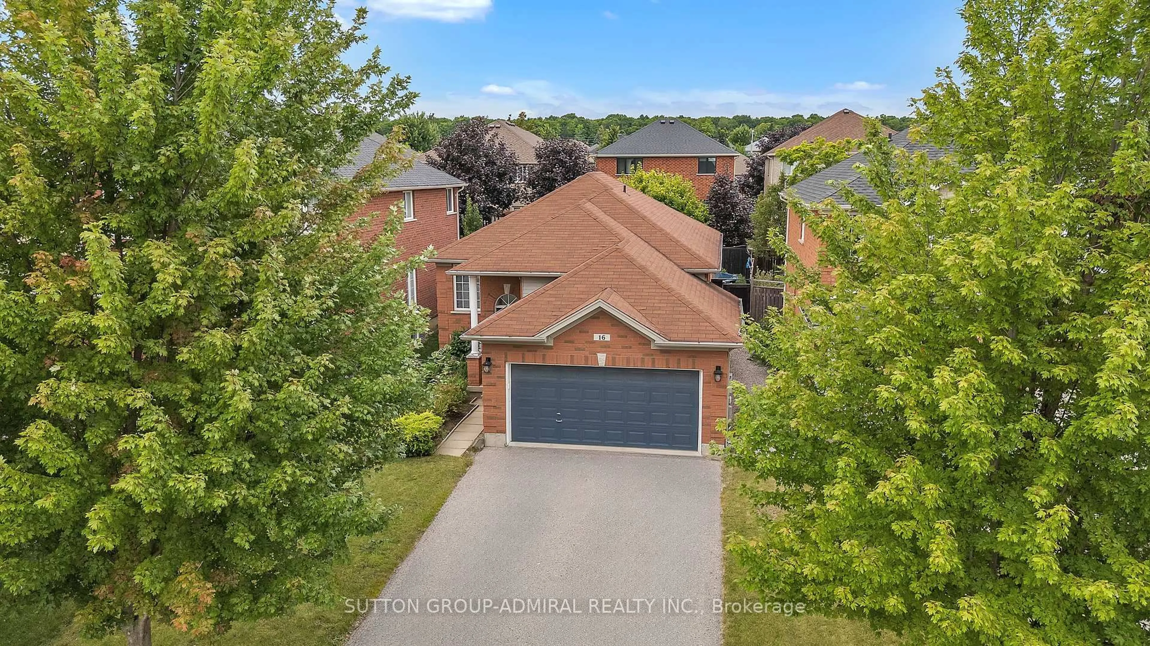 A pic from outside/outdoor area/front of a property/back of a property/a pic from drone, street for 16 Empire Dr, Barrie Ontario L4N 0Y9