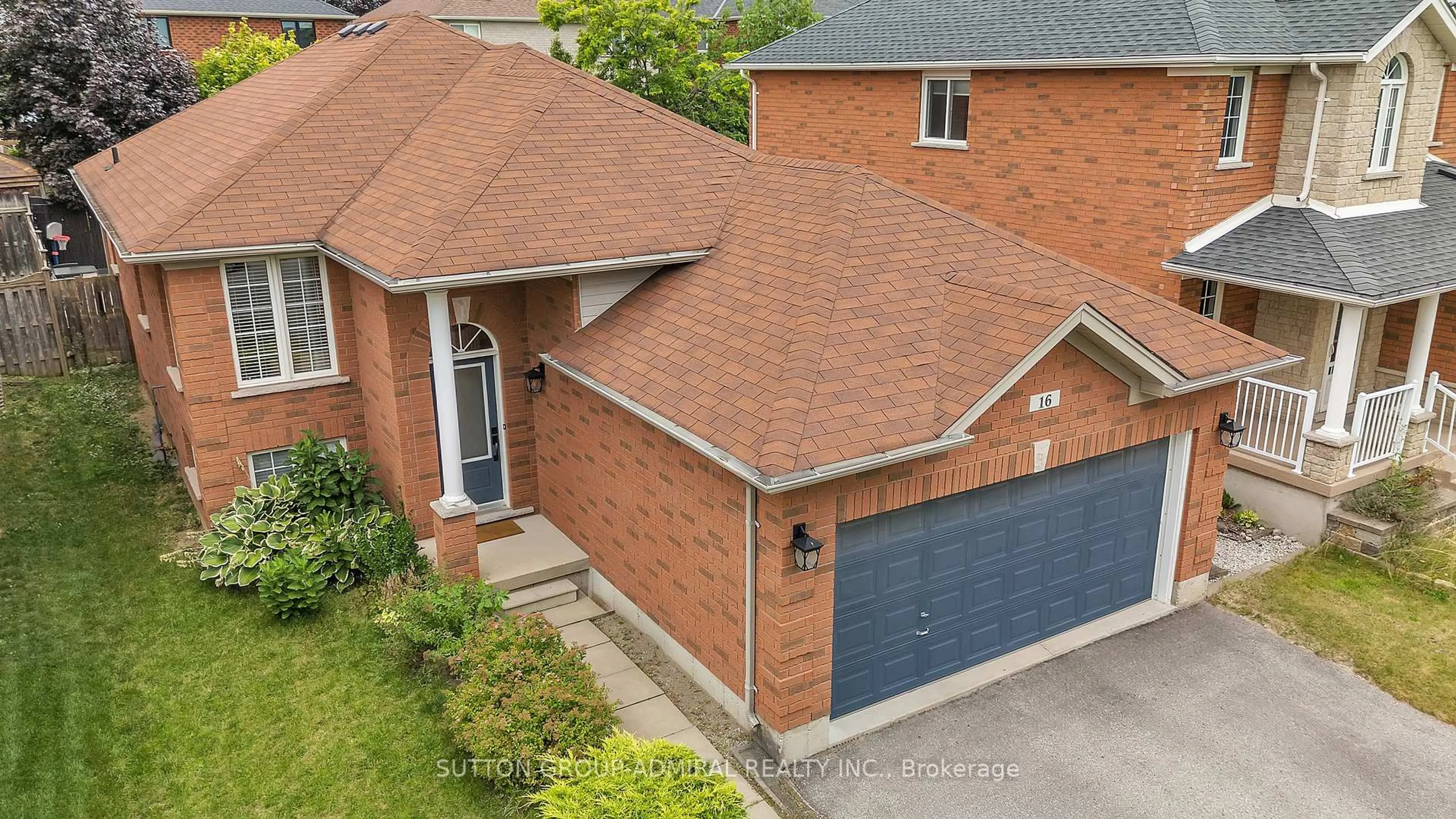 A pic from outside/outdoor area/front of a property/back of a property/a pic from drone, street for 16 Empire Dr, Barrie Ontario L4N 0Y9