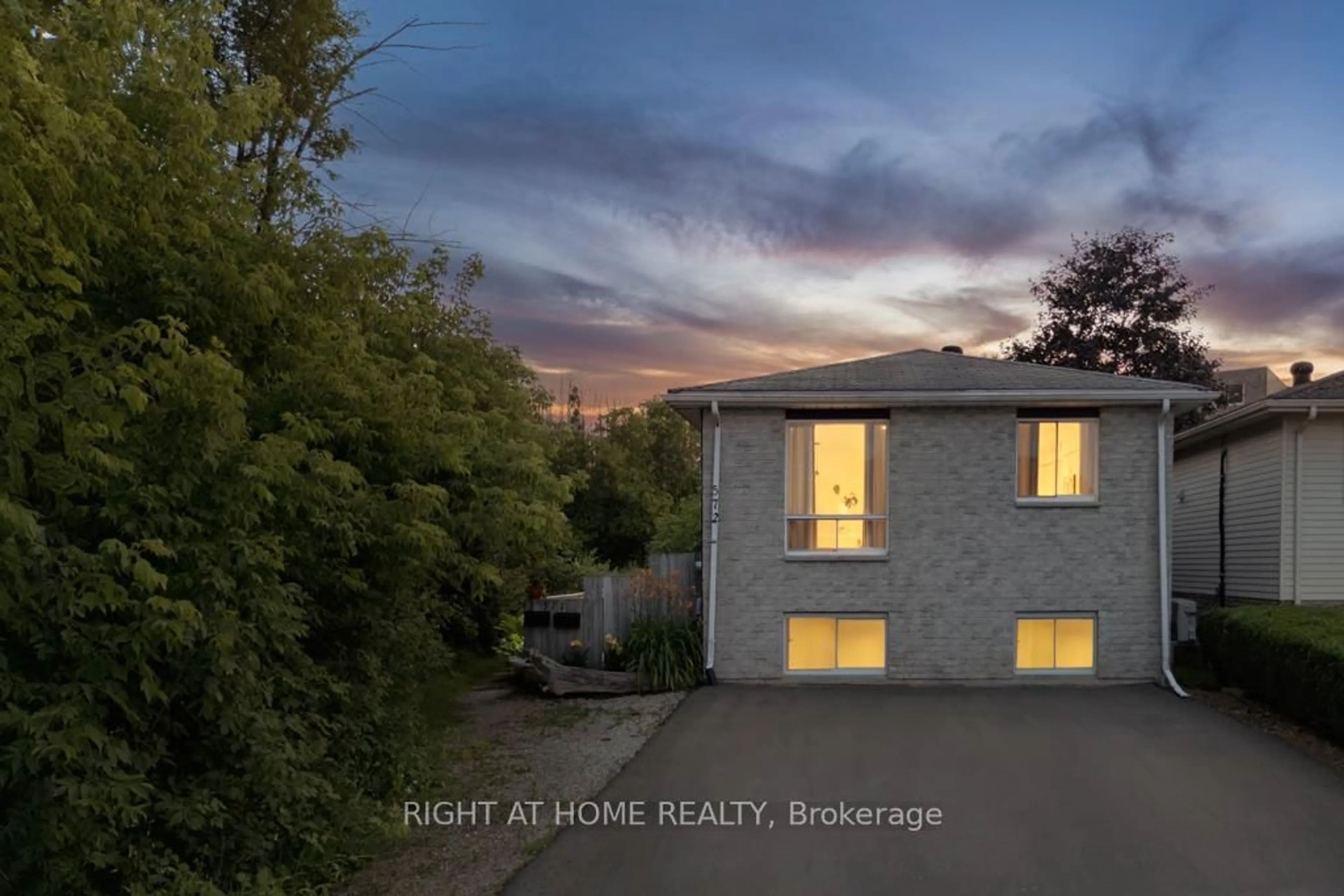 A pic from outside/outdoor area/front of a property/back of a property/a pic from drone, unknown for 572 Spruce St, Collingwood Ontario L9Y 4R2
