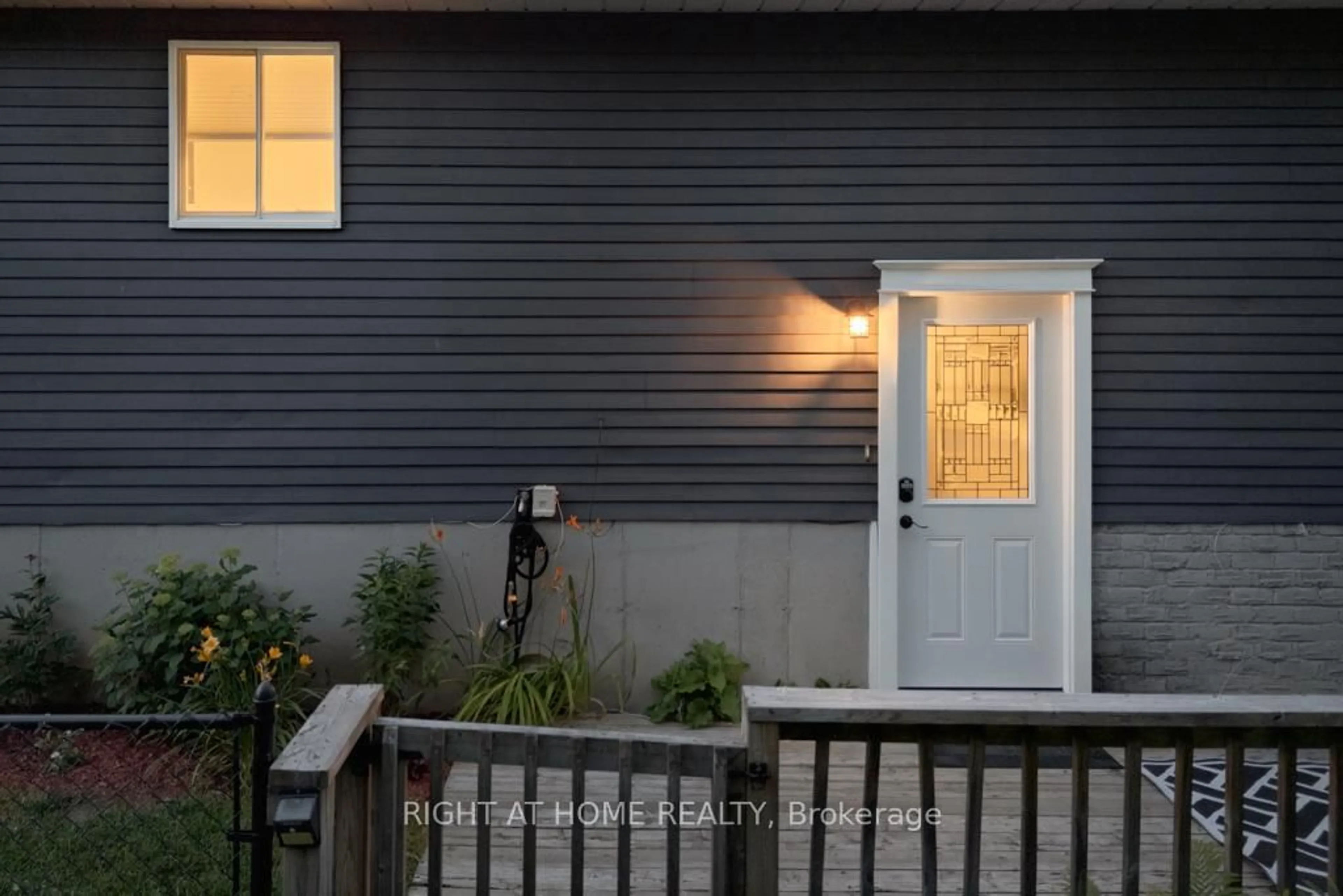 Home with vinyl exterior material, street for 572 Spruce St, Collingwood Ontario L9Y 4R2