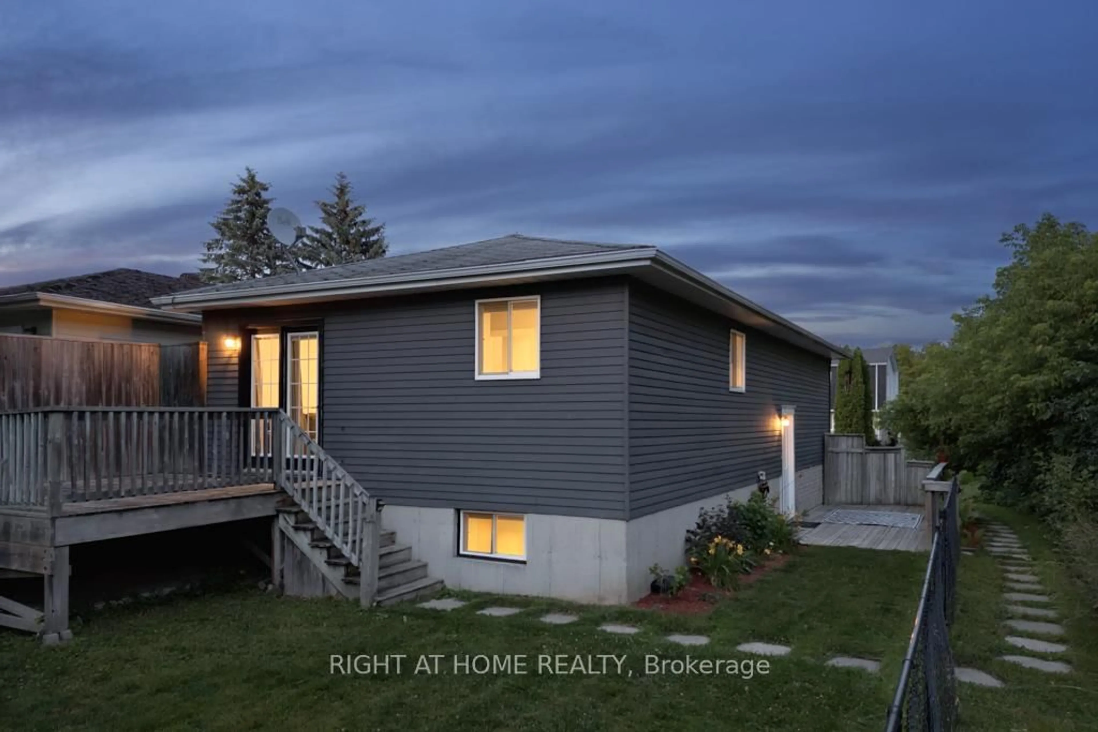 Home with vinyl exterior material, street for 572 Spruce St, Collingwood Ontario L9Y 4R2