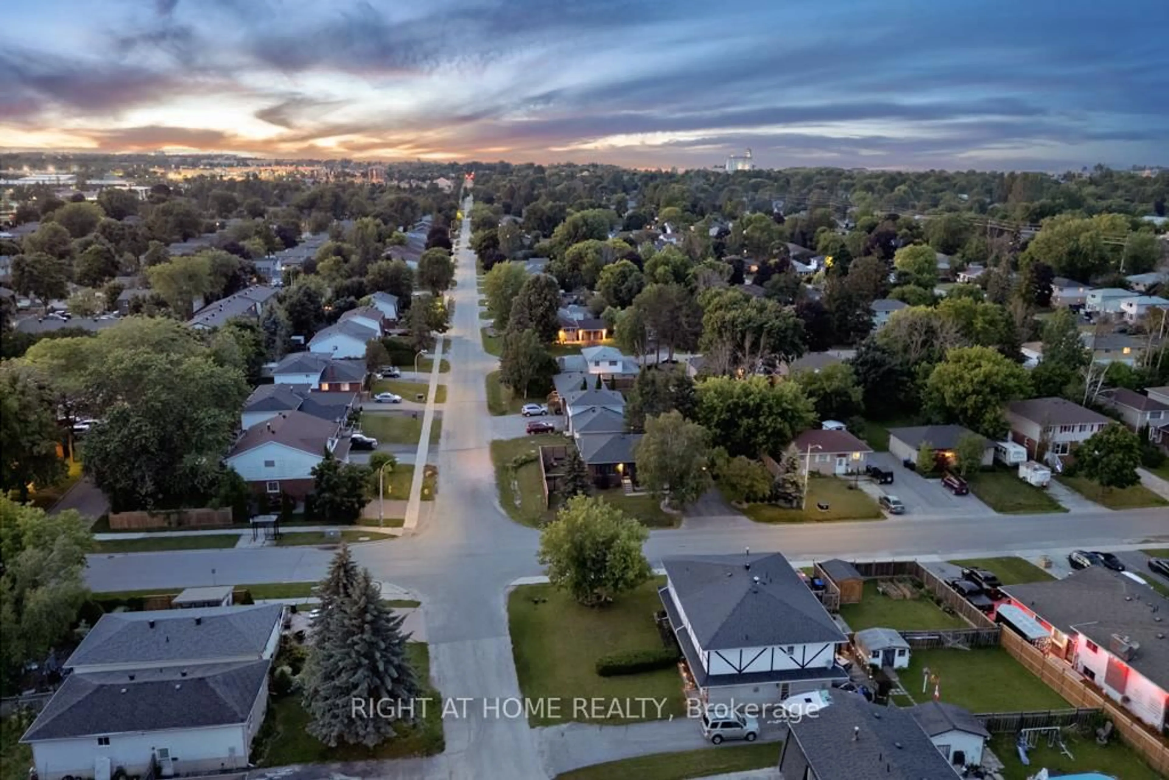A pic from outside/outdoor area/front of a property/back of a property/a pic from drone, street for 572 Spruce St, Collingwood Ontario L9Y 4R2
