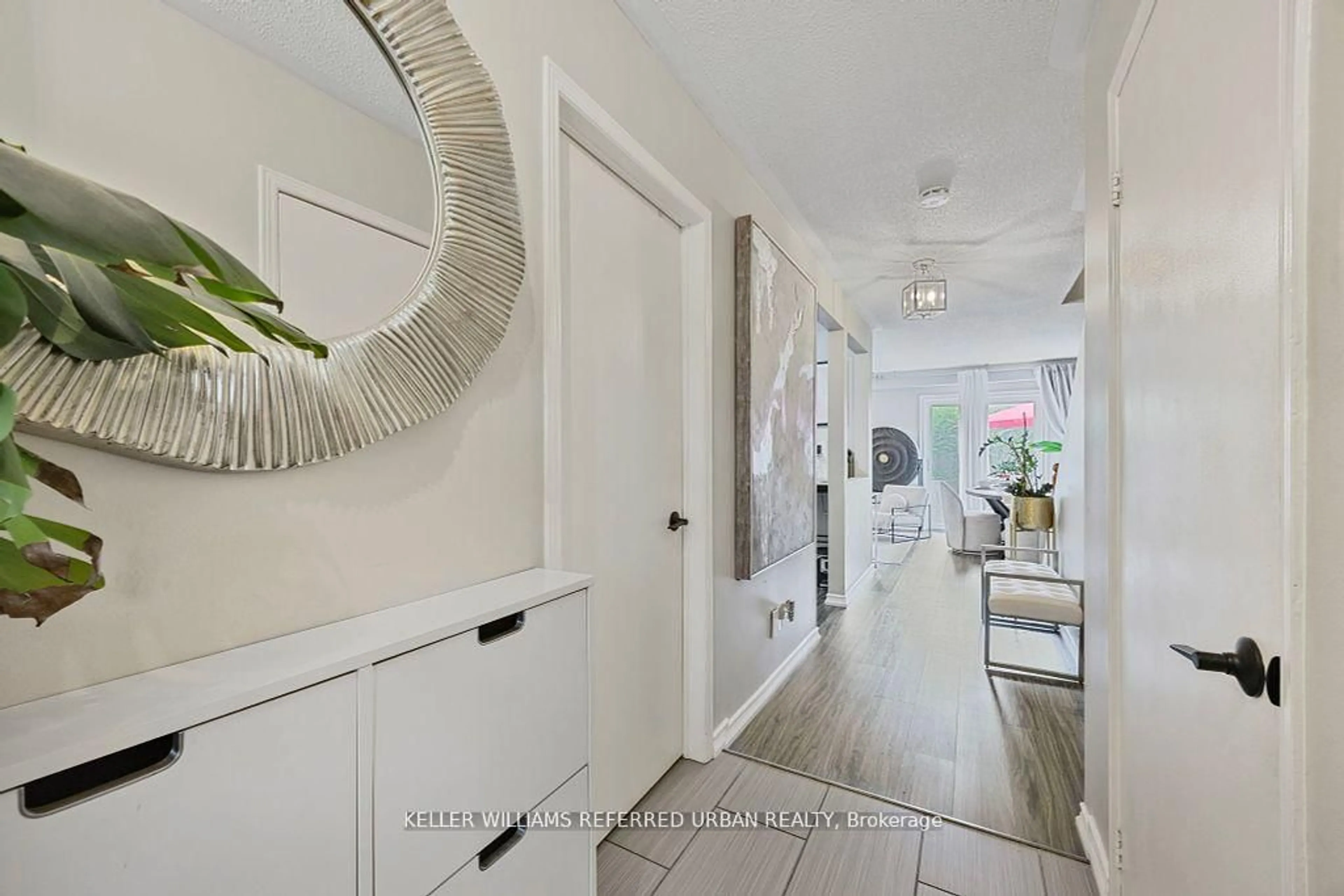Indoor entryway for 325 West N St #15, Orillia Ontario L3V 7P4