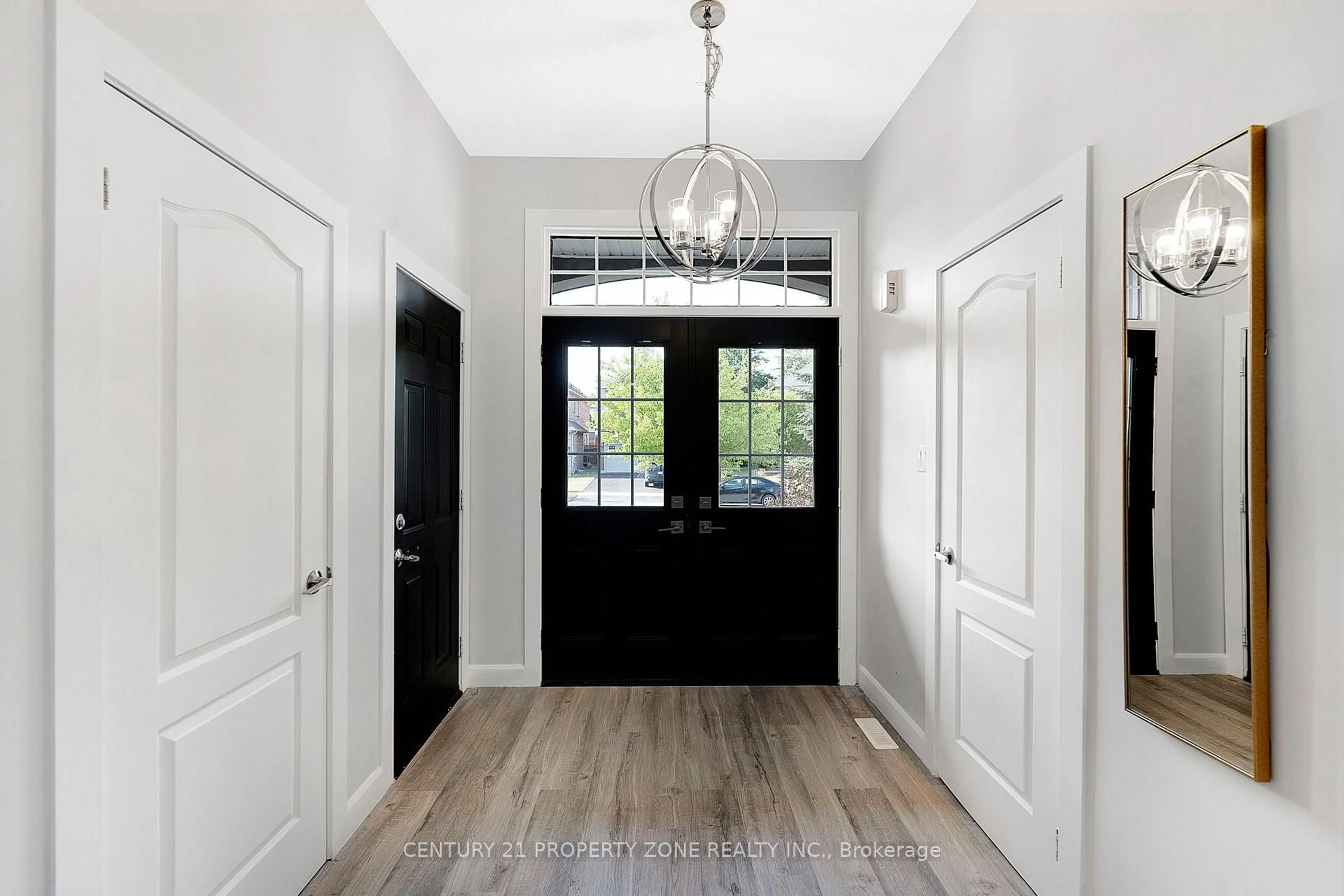 Indoor entryway for 11 Kensington Tr, Barrie Ontario L4N 0K5