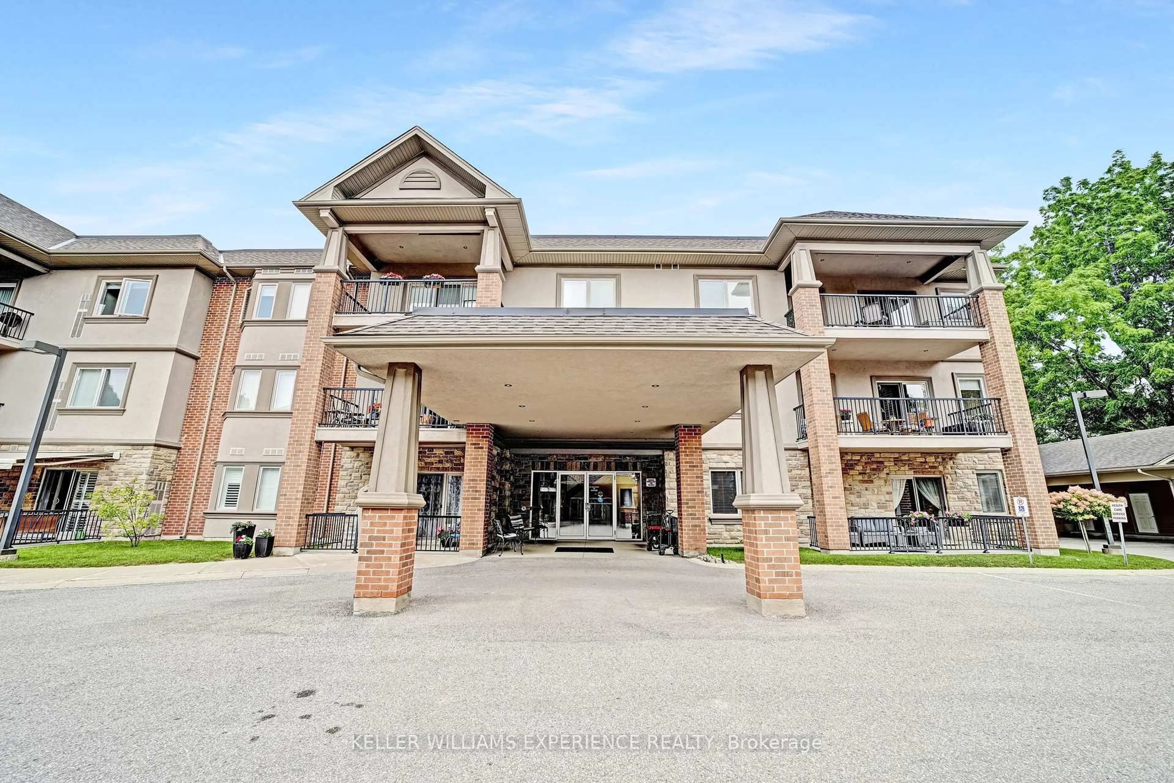 Indoor foyer for 19B Yonge St #103, Springwater Ontario L0L 1P0