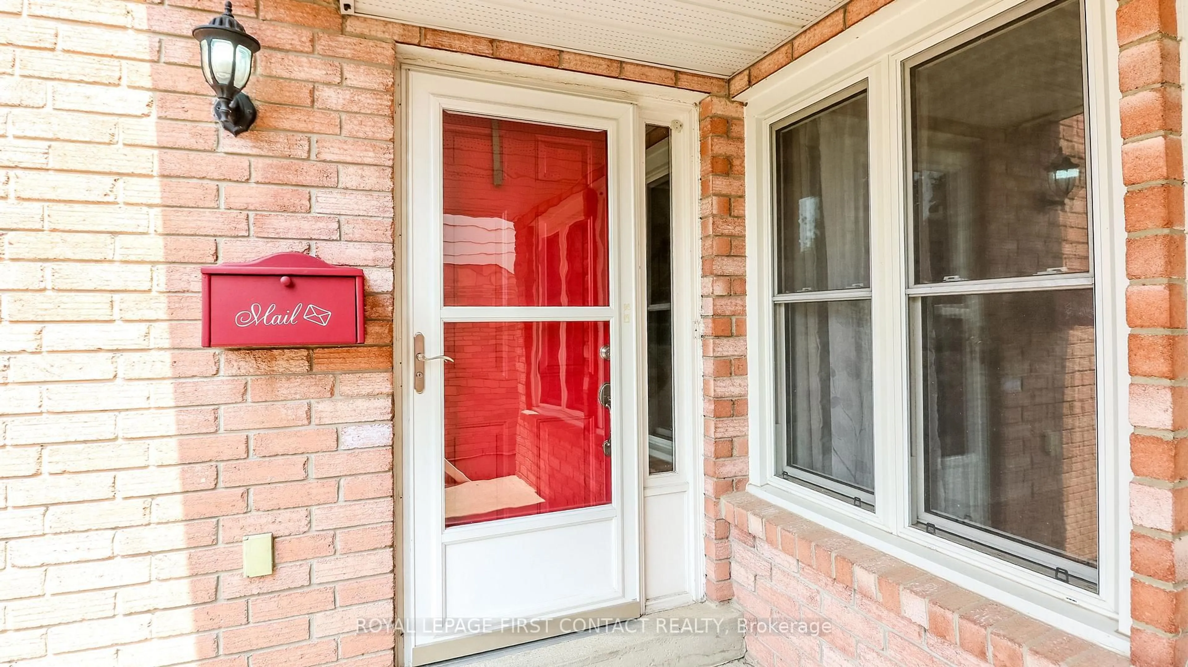 Indoor entryway for 103 Garden Dr, Barrie Ontario L4N 5T9