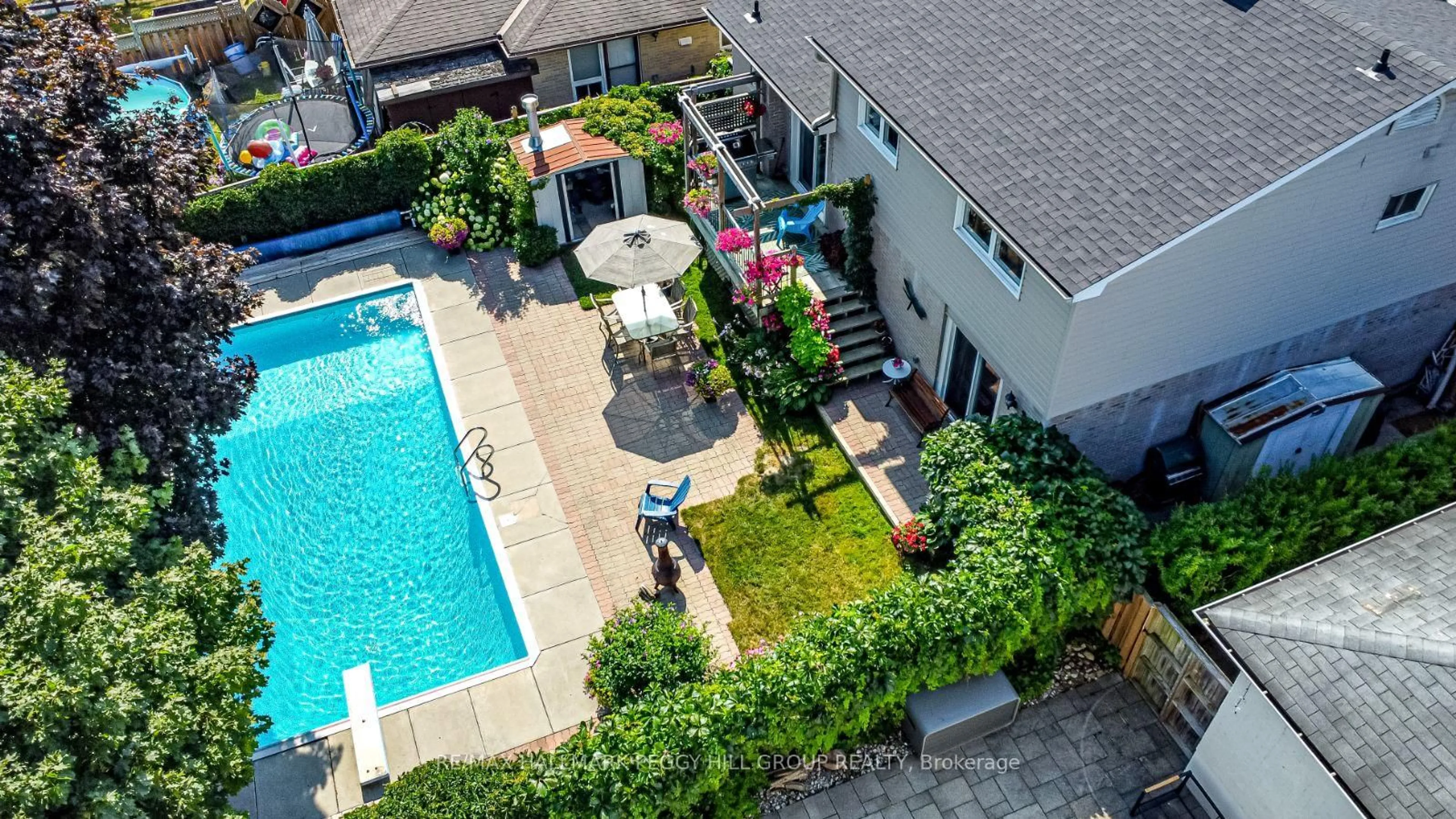 A pic from outside/outdoor area/front of a property/back of a property/a pic from drone, unknown for 33 Porter Cres, Barrie Ontario L4M 5H8