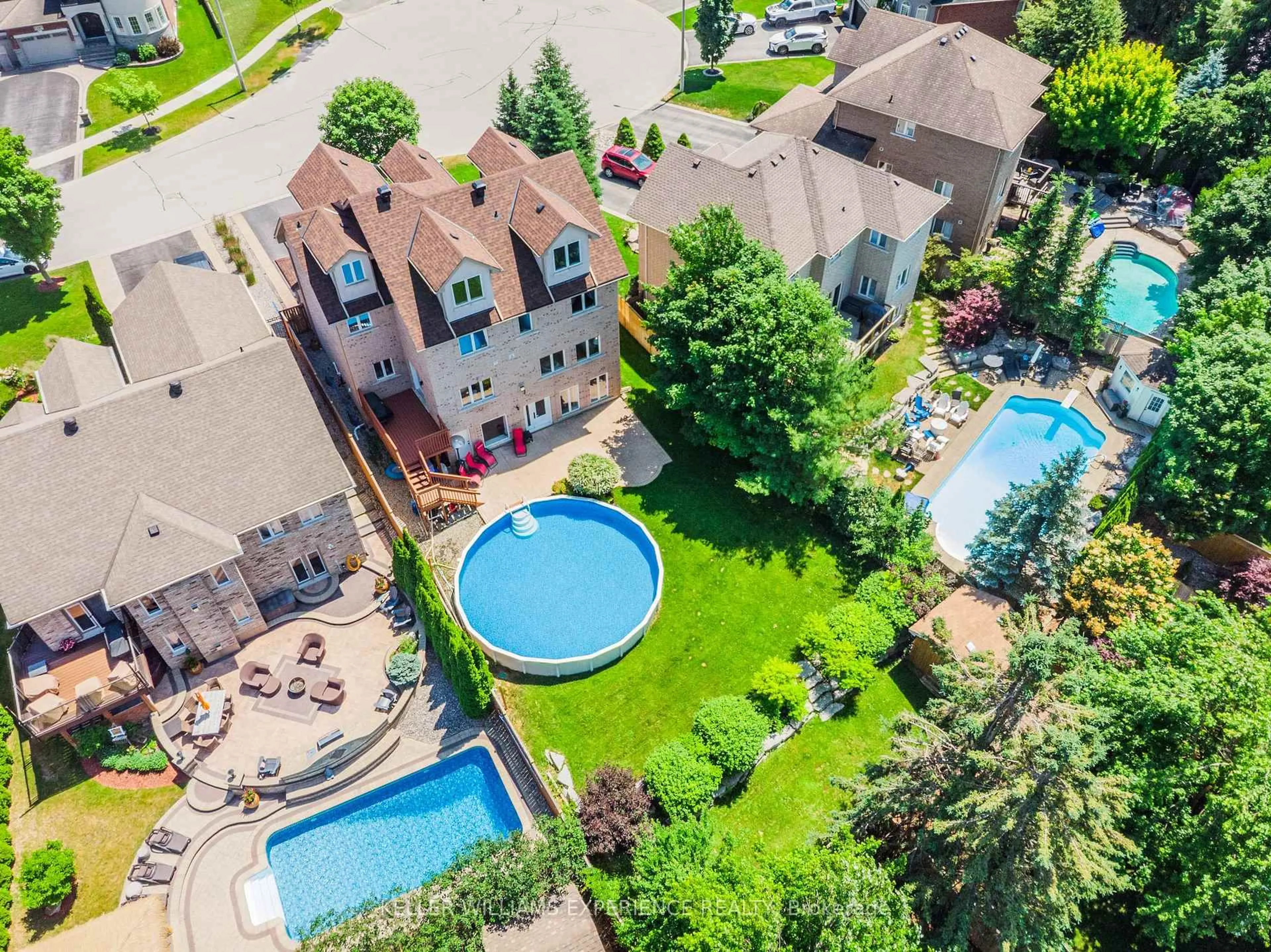 A pic from outside/outdoor area/front of a property/back of a property/a pic from drone, unknown for 36 Stapleton Pl, Barrie Ontario L4N 5Z4