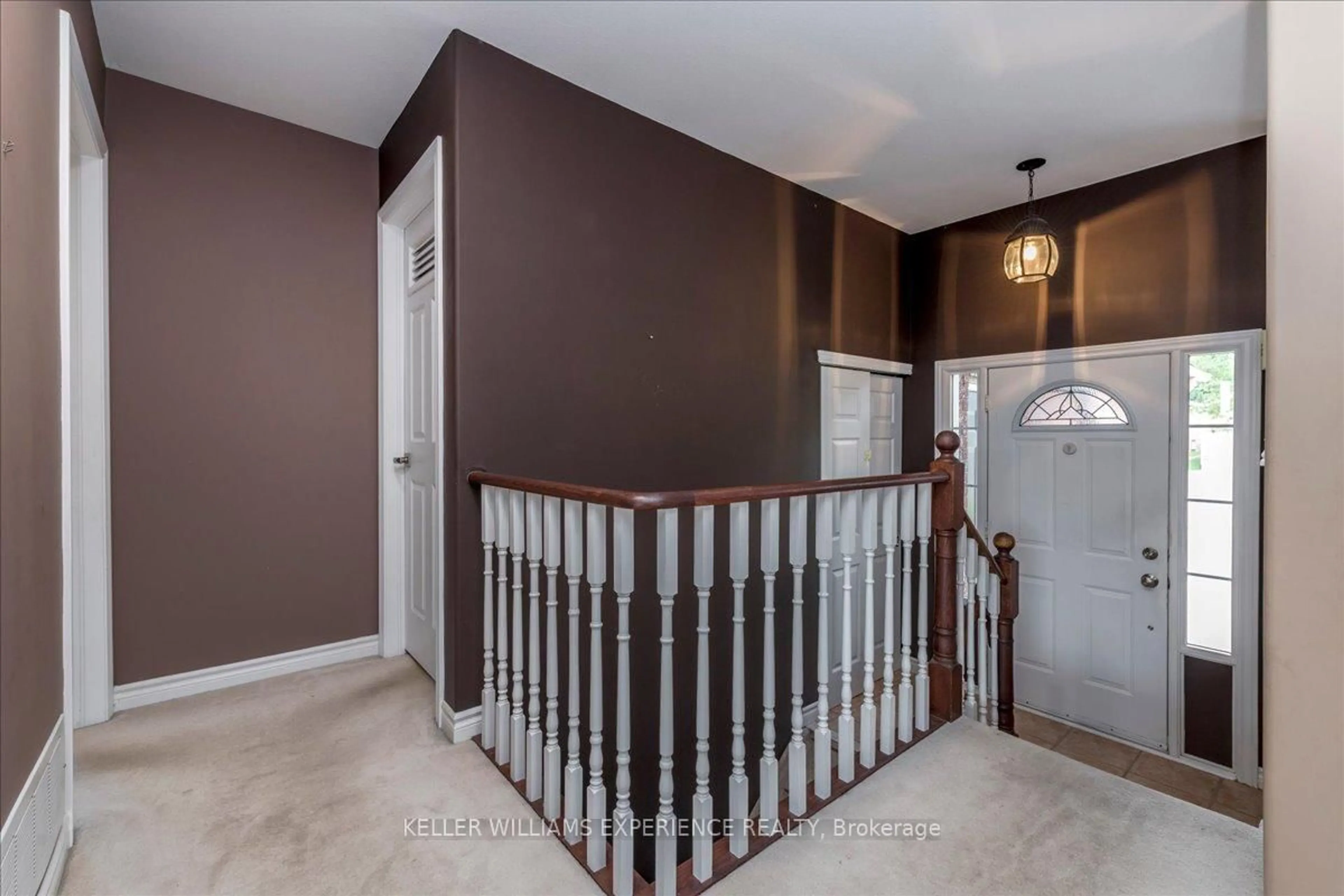 Indoor entryway for 12 Revelstoke Crt, Barrie Ontario L4N 8X7