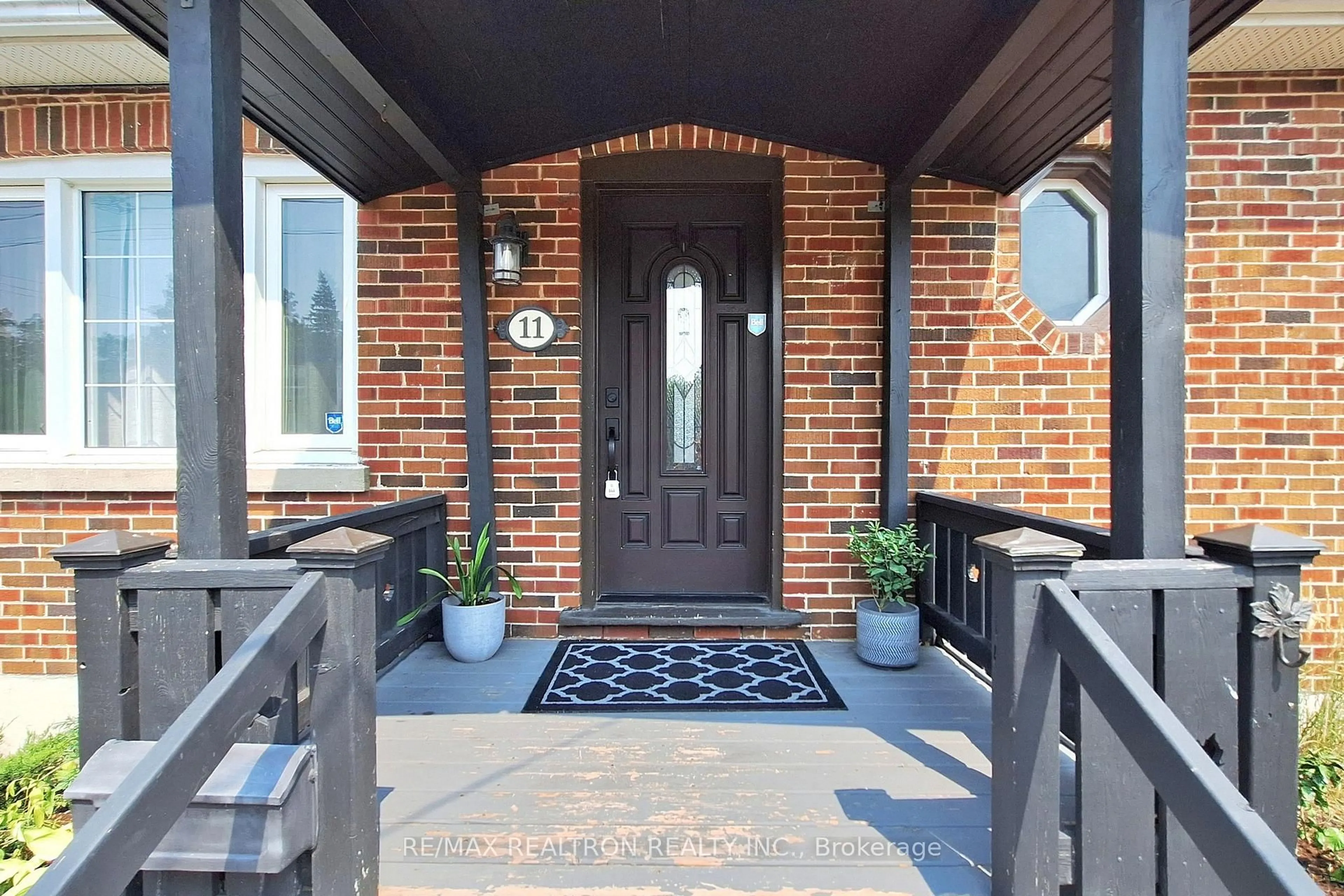 Indoor entryway for 11 Eccles St, Barrie Ontario L4N 1Y1