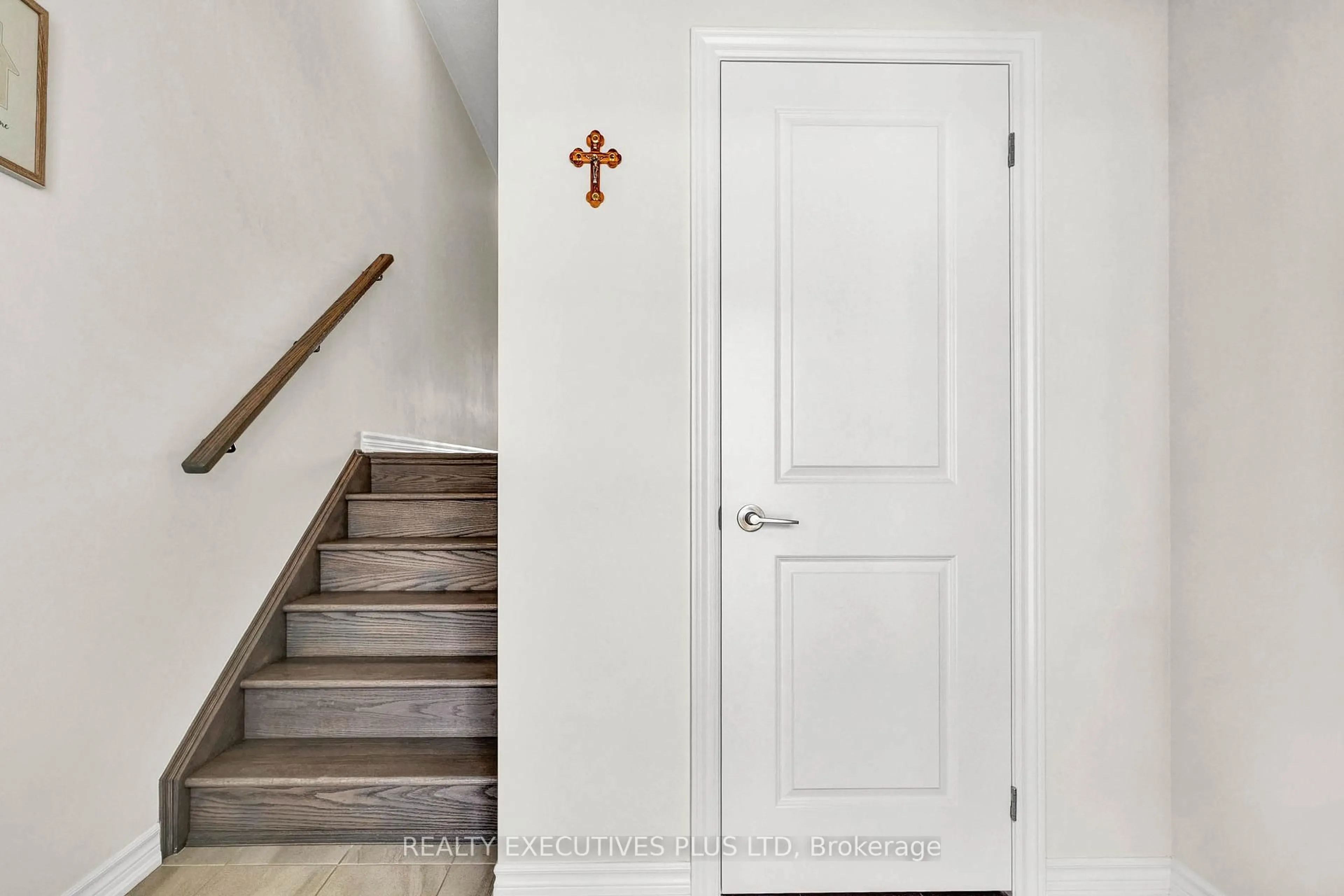Indoor entryway for 147 Greer St, Barrie Ontario L9J 0R7