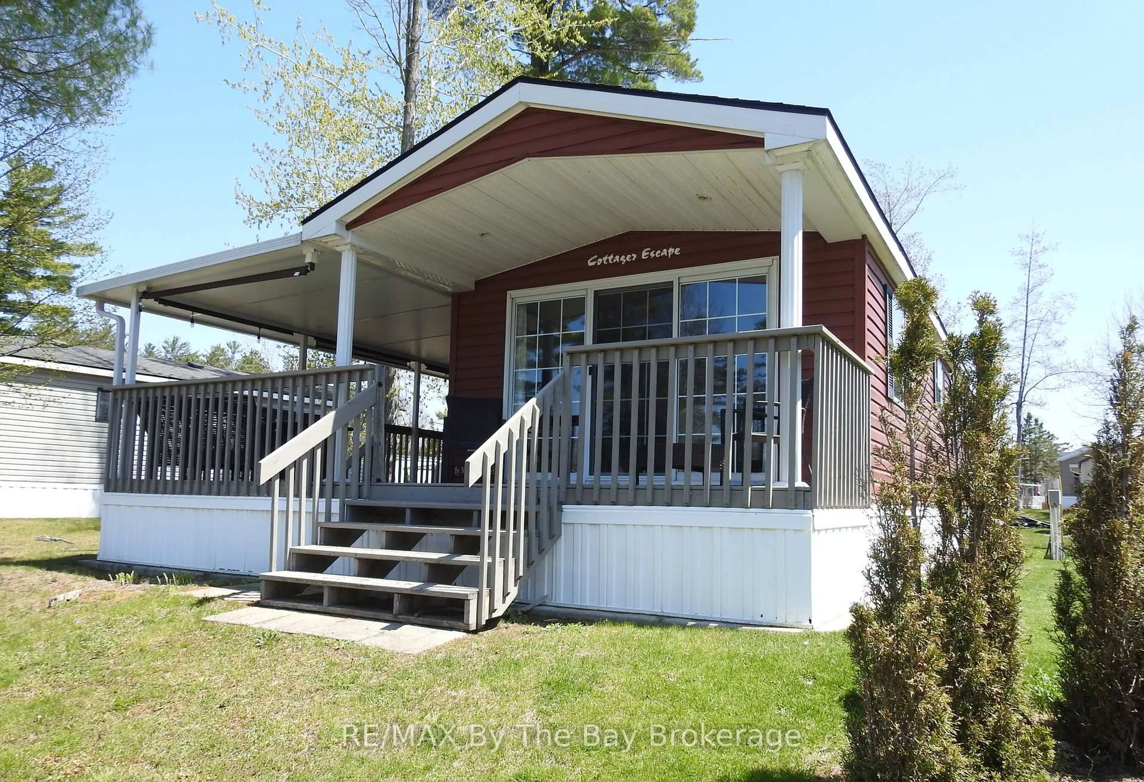 Home with vinyl exterior material, street for 10 Chipewa Tr, Wasaga Beach Ontario L9Z 1X7