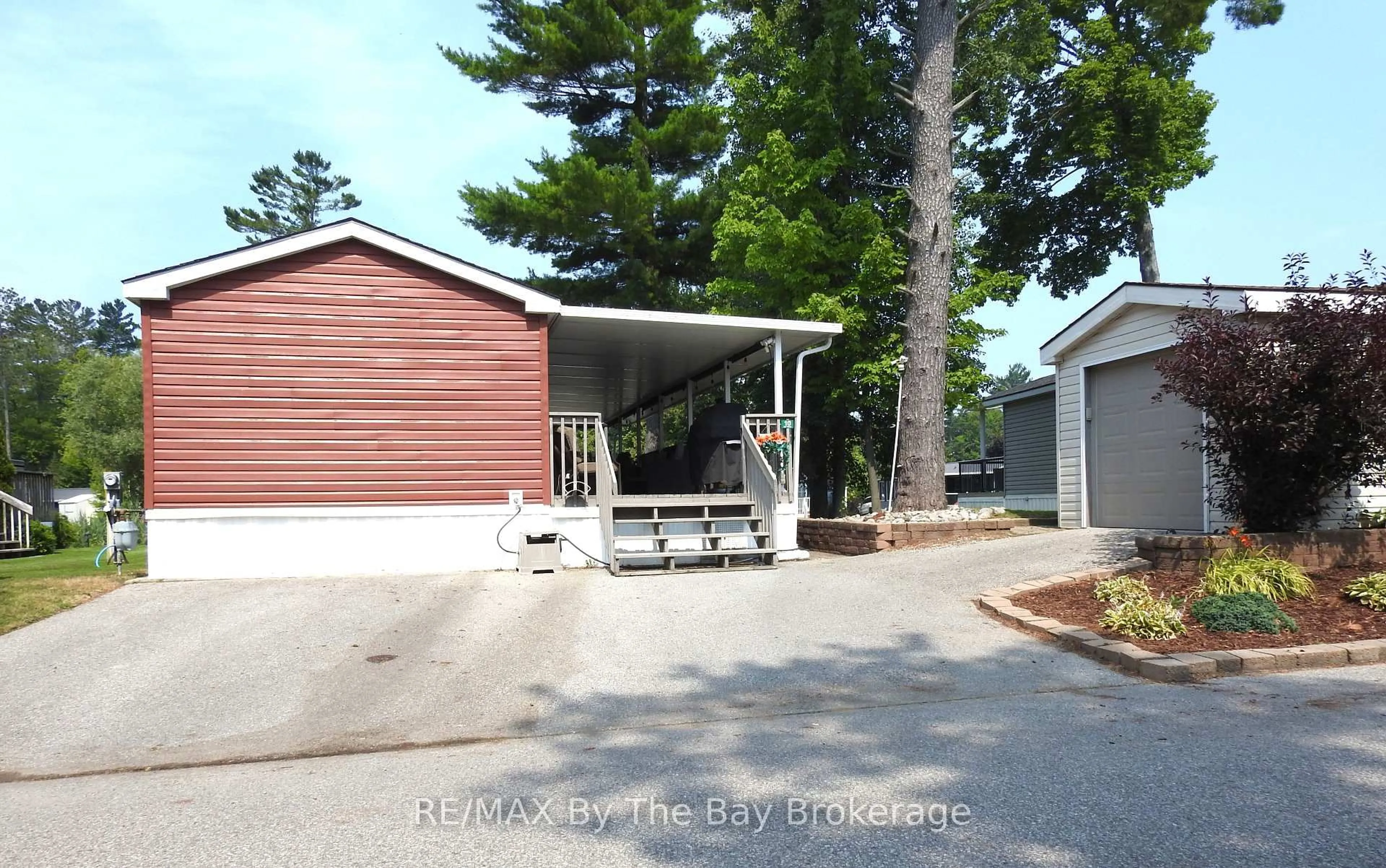 Indoor garage for 10 Chipewa Tr, Wasaga Beach Ontario L9Z 1X7