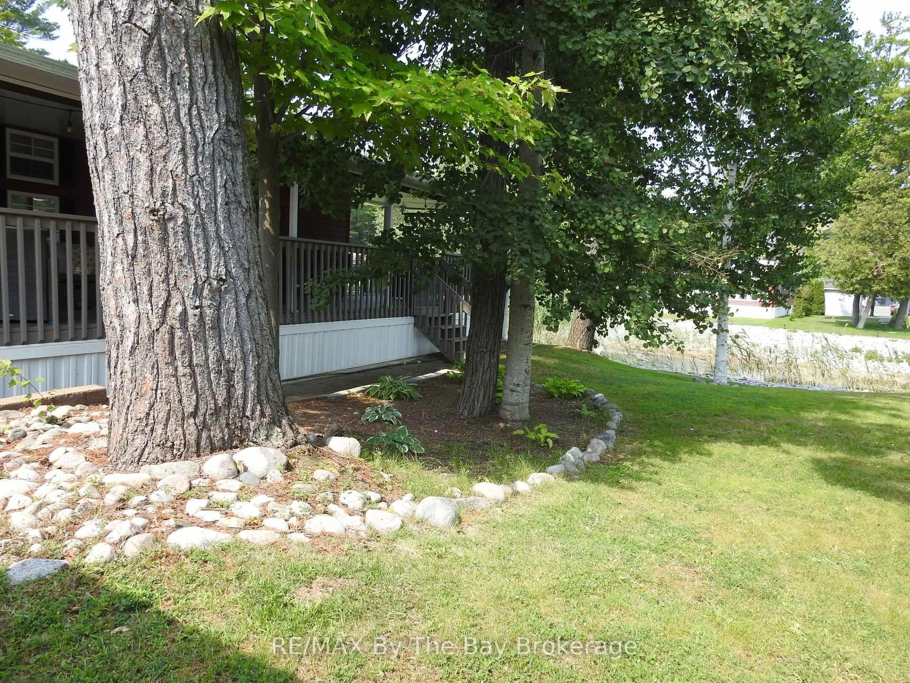 A pic from outside/outdoor area/front of a property/back of a property/a pic from drone, unknown for 10 Chipewa Tr, Wasaga Beach Ontario L9Z 1X7