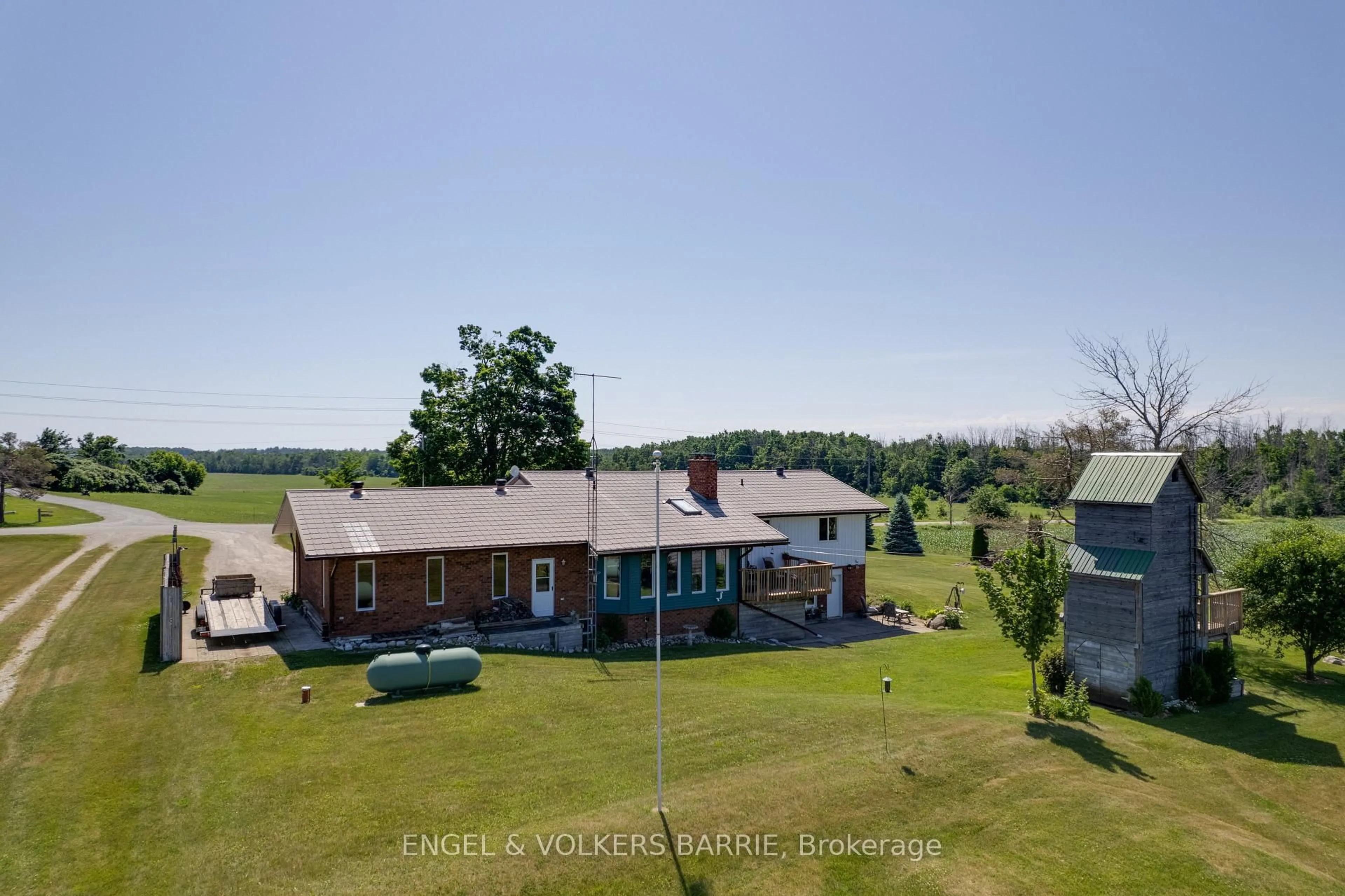 A pic from outside/outdoor area/front of a property/back of a property/a pic from drone, building for 558 1 Line, Oro-Medonte Ontario L0L 2L0