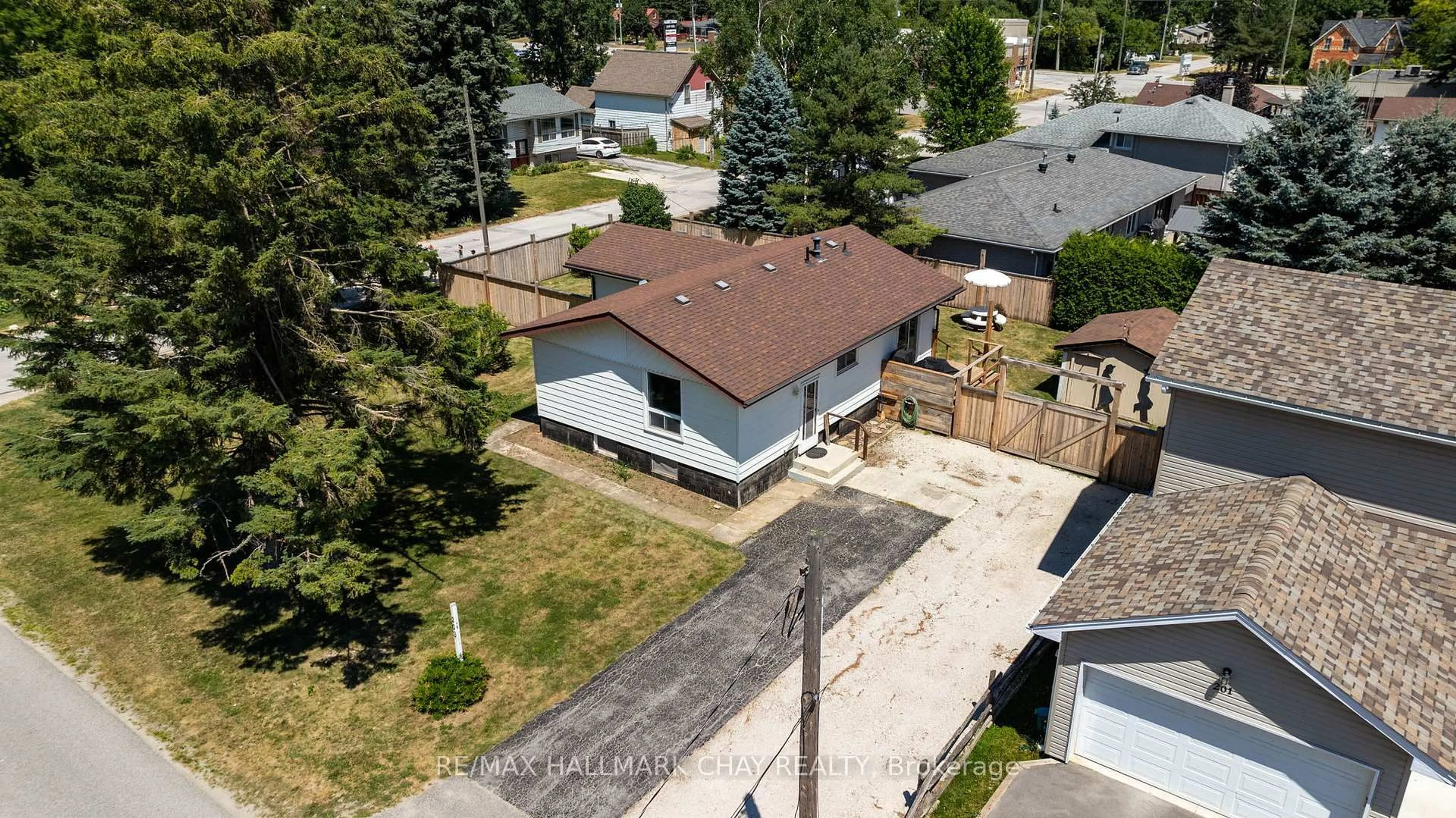 A pic from outside/outdoor area/front of a property/back of a property/a pic from drone, street for 203 Sutherland St, Clearview Ontario L0M 1S0