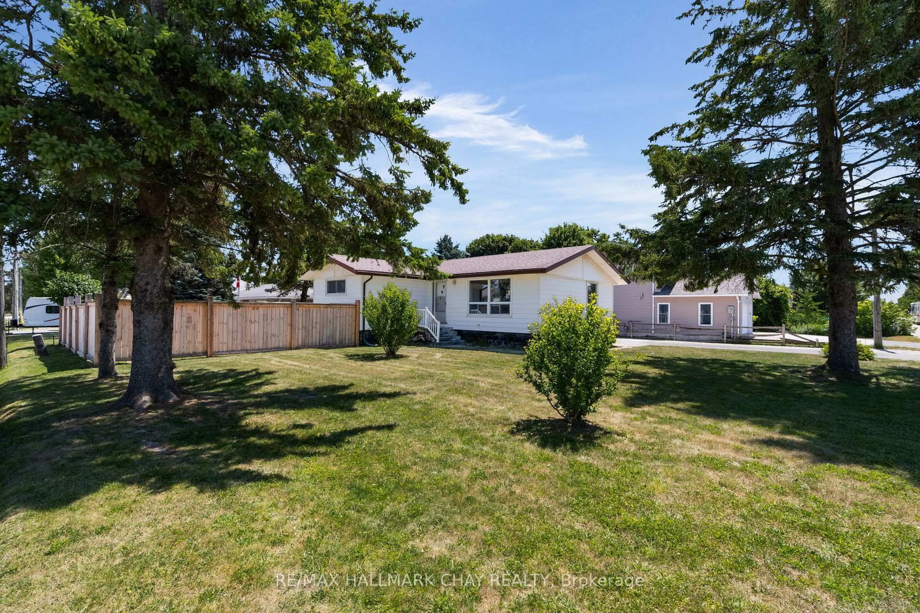 A pic from outside/outdoor area/front of a property/back of a property/a pic from drone, street for 203 Sutherland St, Clearview Ontario L0M 1S0
