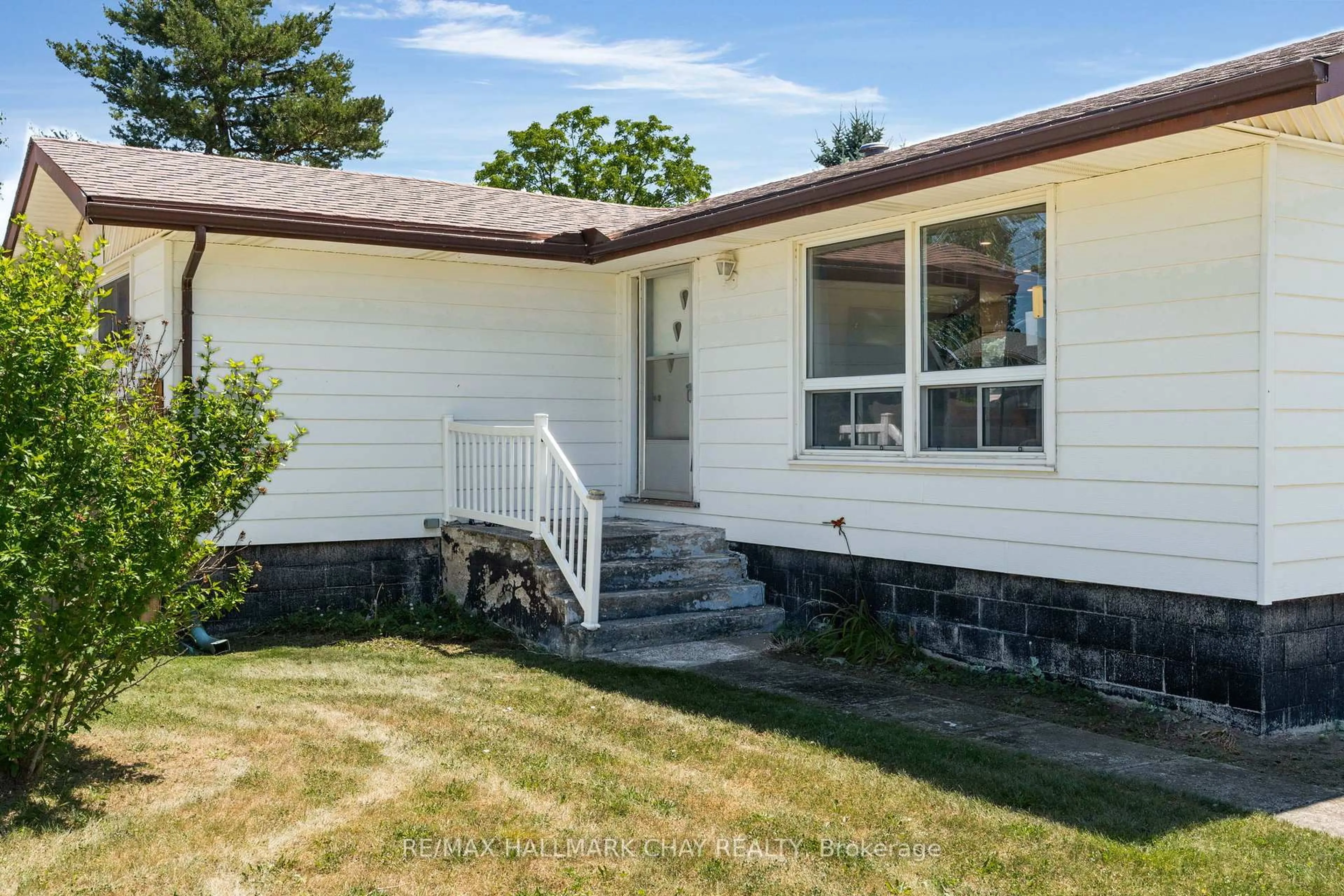 Home with vinyl exterior material, street for 203 Sutherland St, Clearview Ontario L0M 1S0