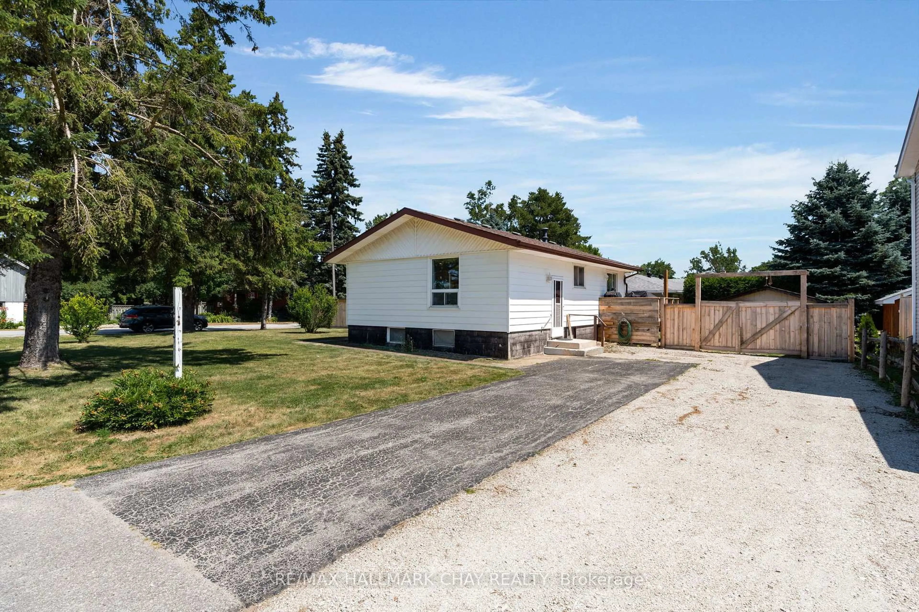 A pic from outside/outdoor area/front of a property/back of a property/a pic from drone, street for 203 Sutherland St, Clearview Ontario L0M 1S0