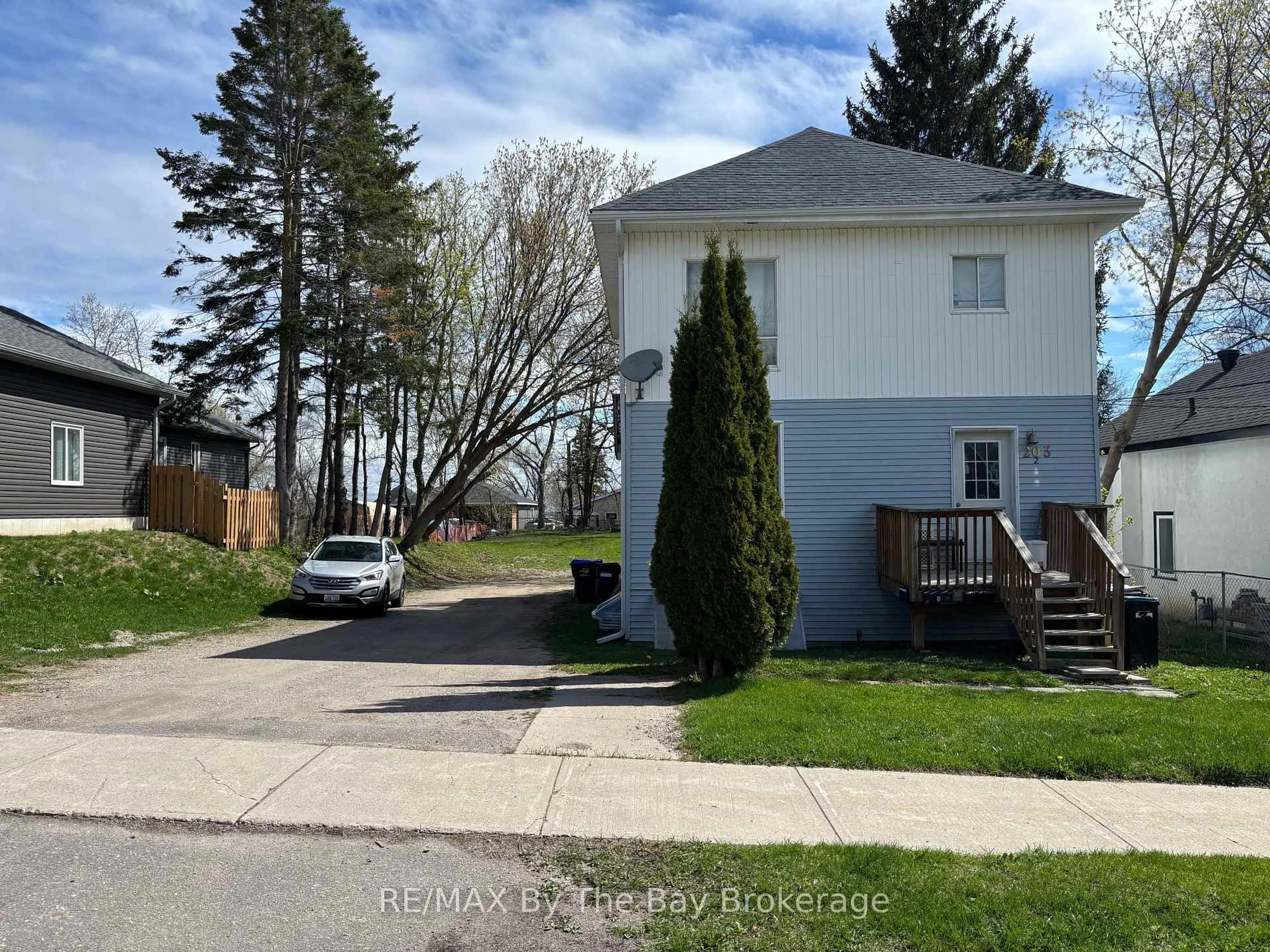 A pic from outside/outdoor area/front of a property/back of a property/a pic from drone, street for 203 George St, Midland Ontario L4R 2W3