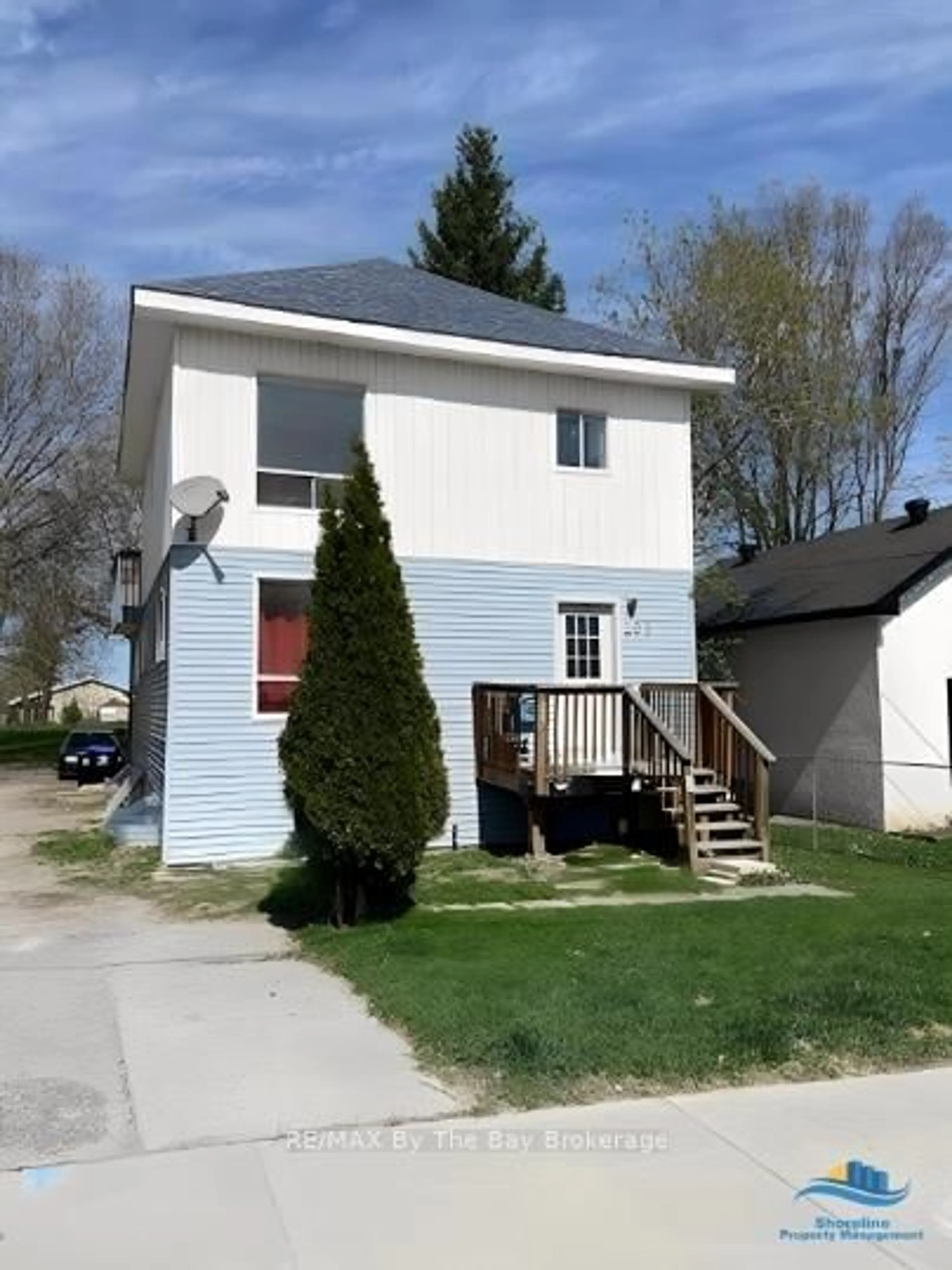 Home with vinyl exterior material, street for 203 George St, Midland Ontario L4R 2W3