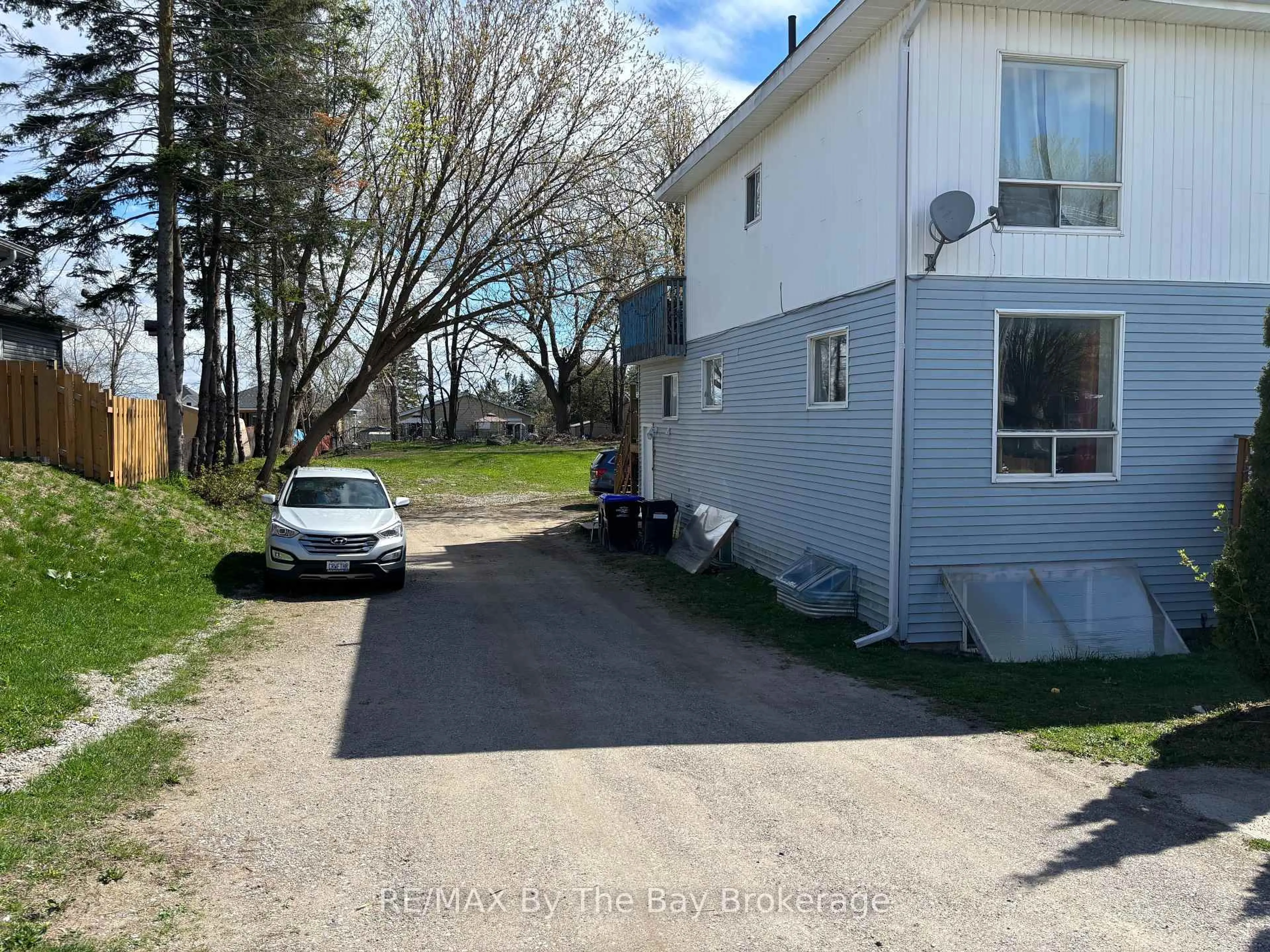 A pic from outside/outdoor area/front of a property/back of a property/a pic from drone, street for 203 George St, Midland Ontario L4R 2W3
