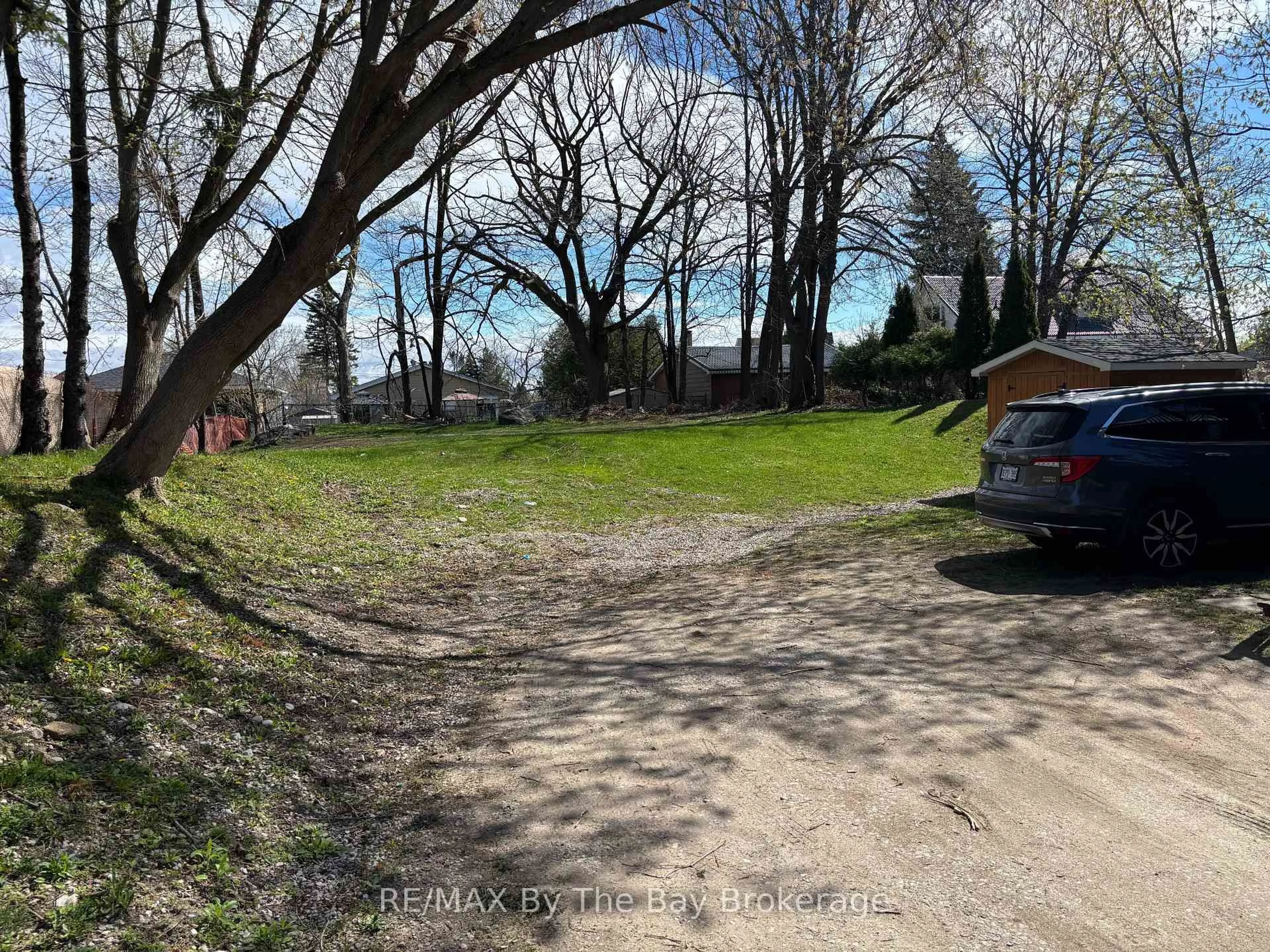 A pic from outside/outdoor area/front of a property/back of a property/a pic from drone, unknown for 203 George St, Midland Ontario L4R 2W3