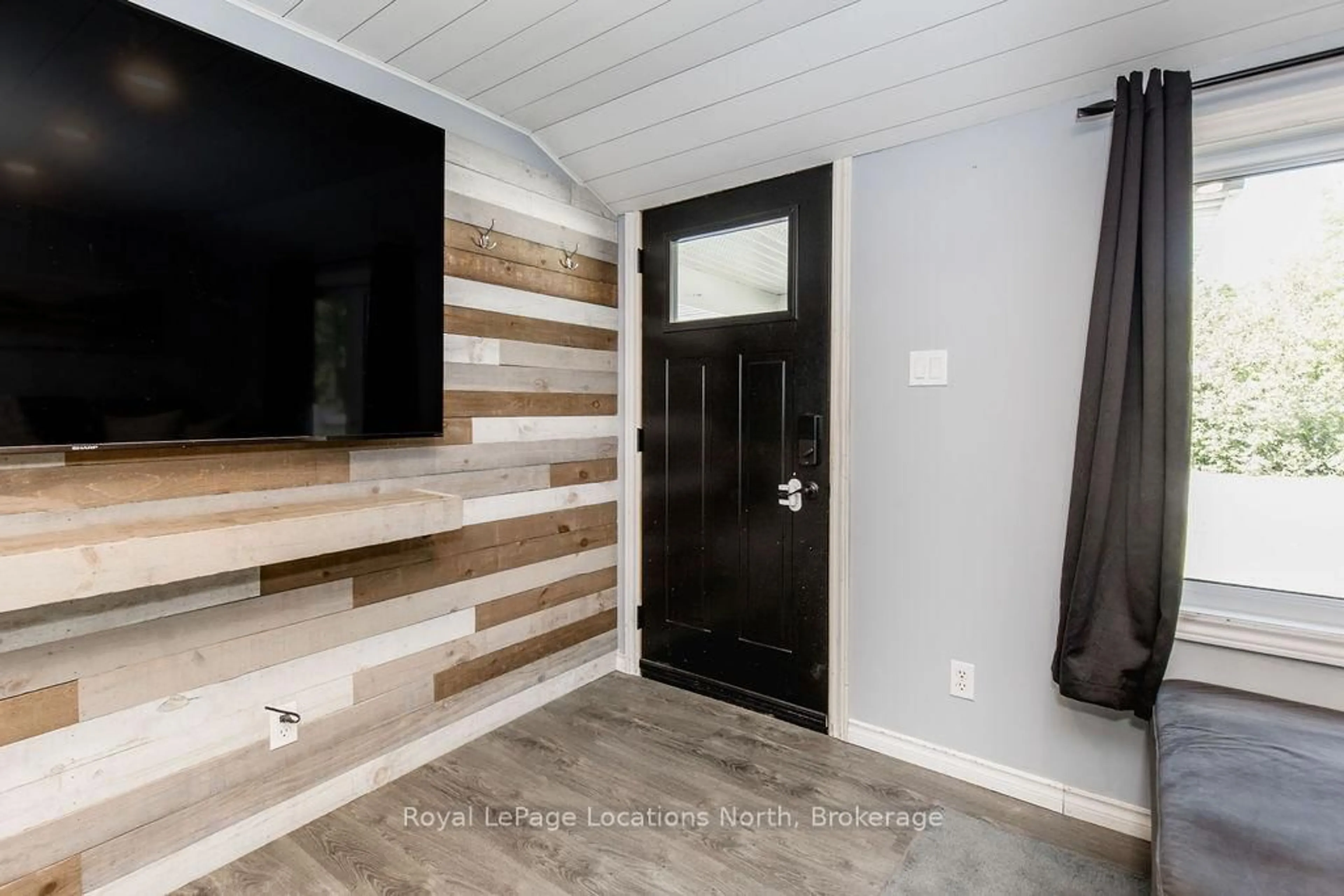 Indoor entryway for 497 OXBOW PARK Dr, Wasaga Beach Ontario L9Z 2T9