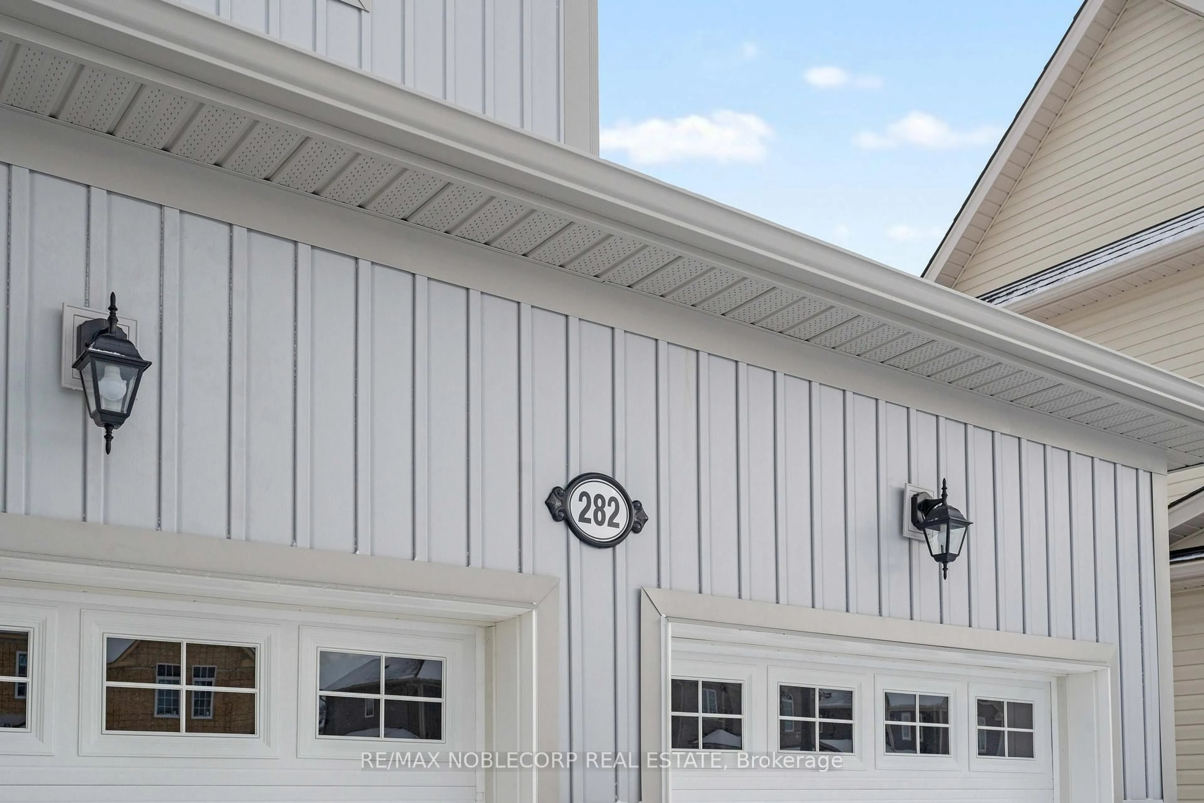 Home with vinyl exterior material, building for 282 Springfield Cres, Clearview Ontario L0M 1S0